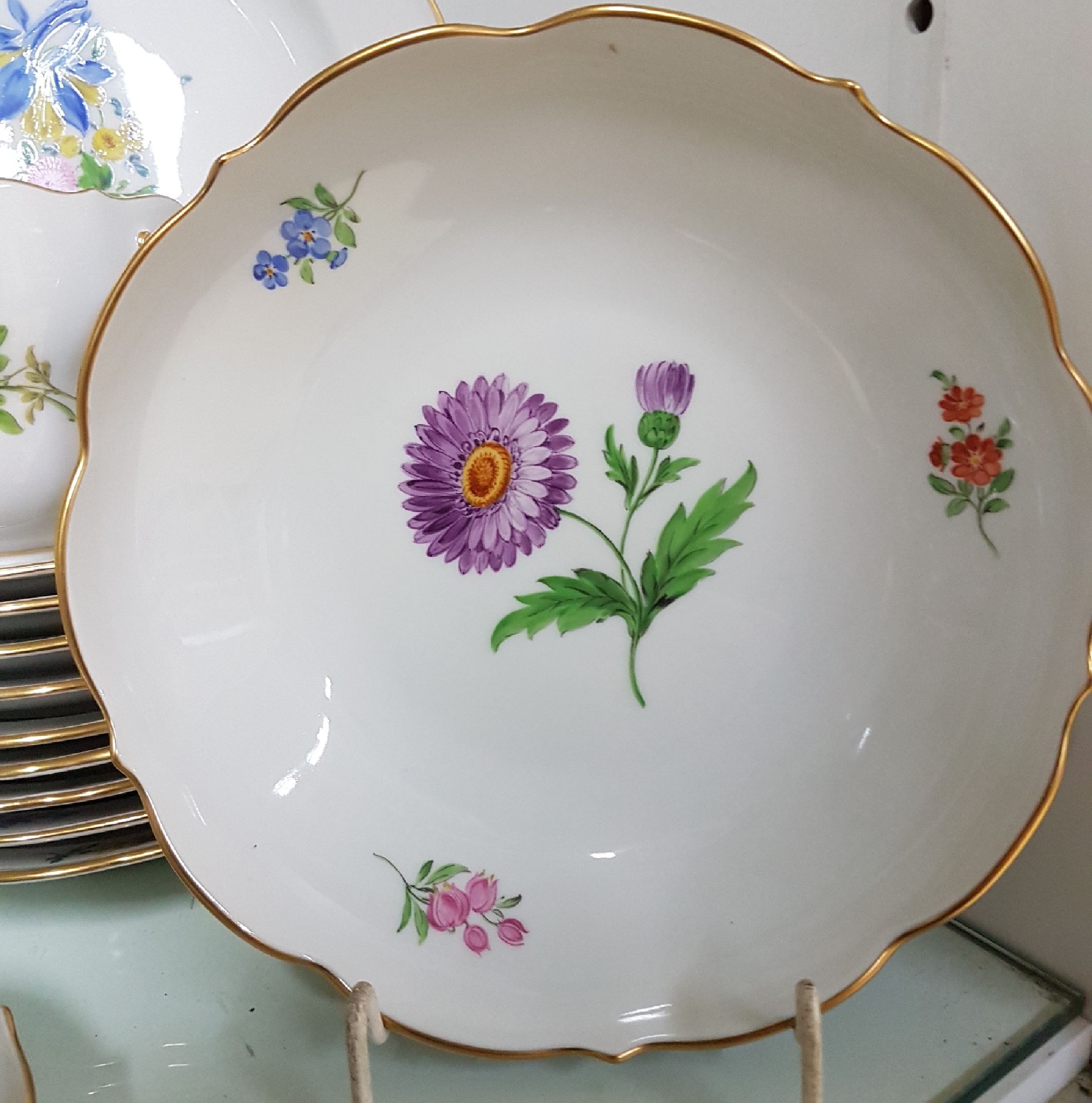 Detail e: Kaffeeservice für 10 Personen, Meissen, 20. Jh., 1. und 2. Wahl, Blume I, Goldränder, Kaffeekanne, Zuckerdose, Milchkännchen, 10 Tassen, 10 ...