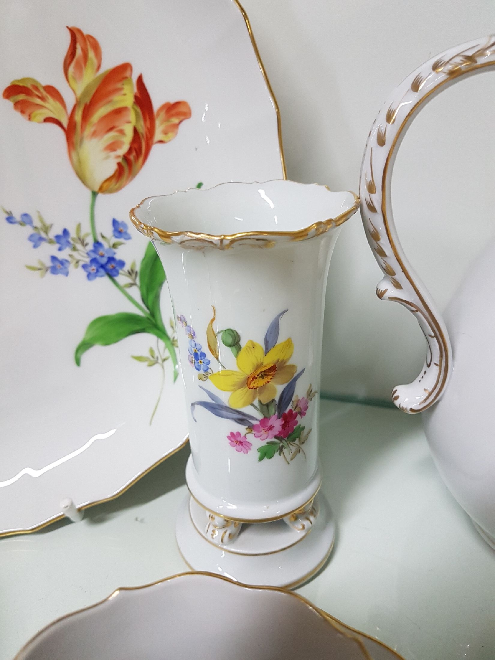 Detail f: Kaffeeservice für 10 Personen, Meissen, 20. Jh., 1. und 2. Wahl, Blume I, Goldränder, Kaffeekanne, Zuckerdose, Milchkännchen, 10 Tassen, 10 ...