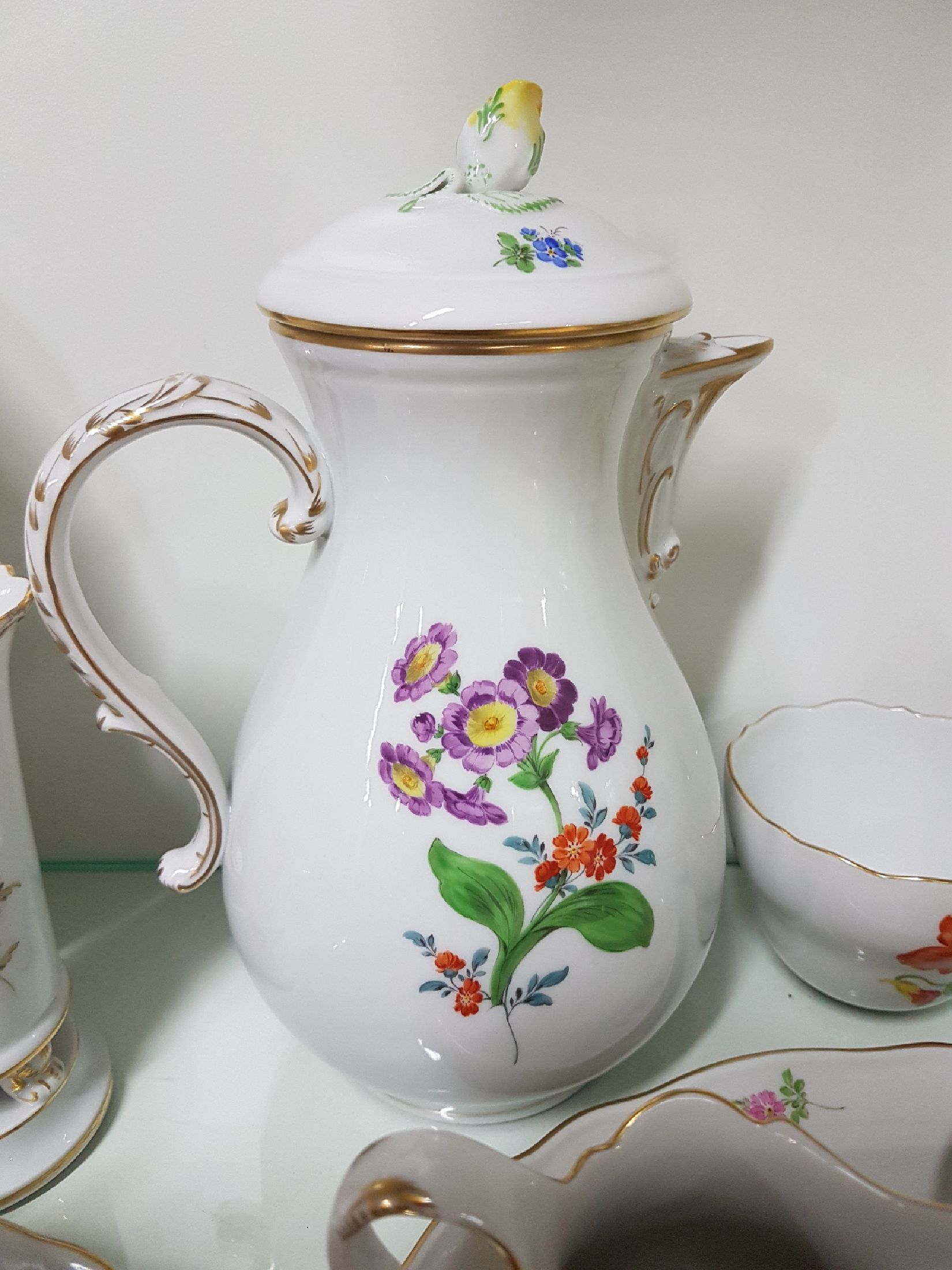 Detail g: Kaffeeservice für 10 Personen, Meissen, 20. Jh., 1. und 2. Wahl, Blume I, Goldränder, Kaffeekanne, Zuckerdose, Milchkännchen, 10 Tassen, 10 ...