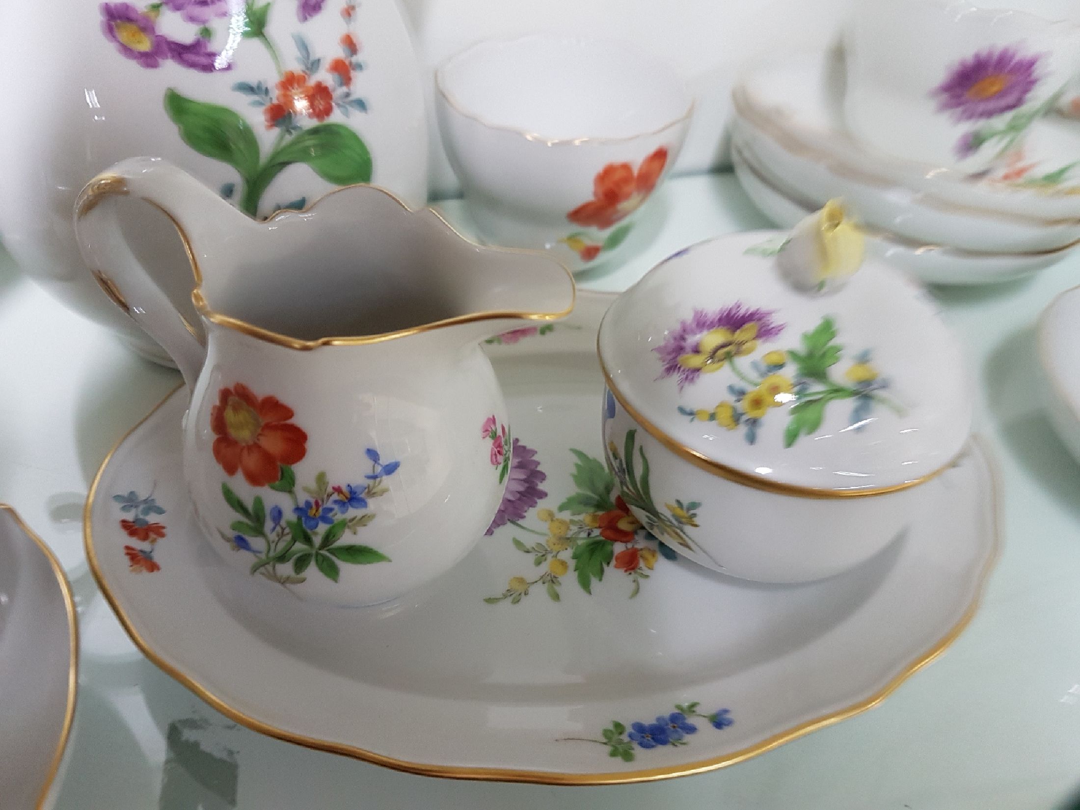 Detail h: Kaffeeservice für 10 Personen, Meissen, 20. Jh., 1. und 2. Wahl, Blume I, Goldränder, Kaffeekanne, Zuckerdose, Milchkännchen, 10 Tassen, 10 ...
