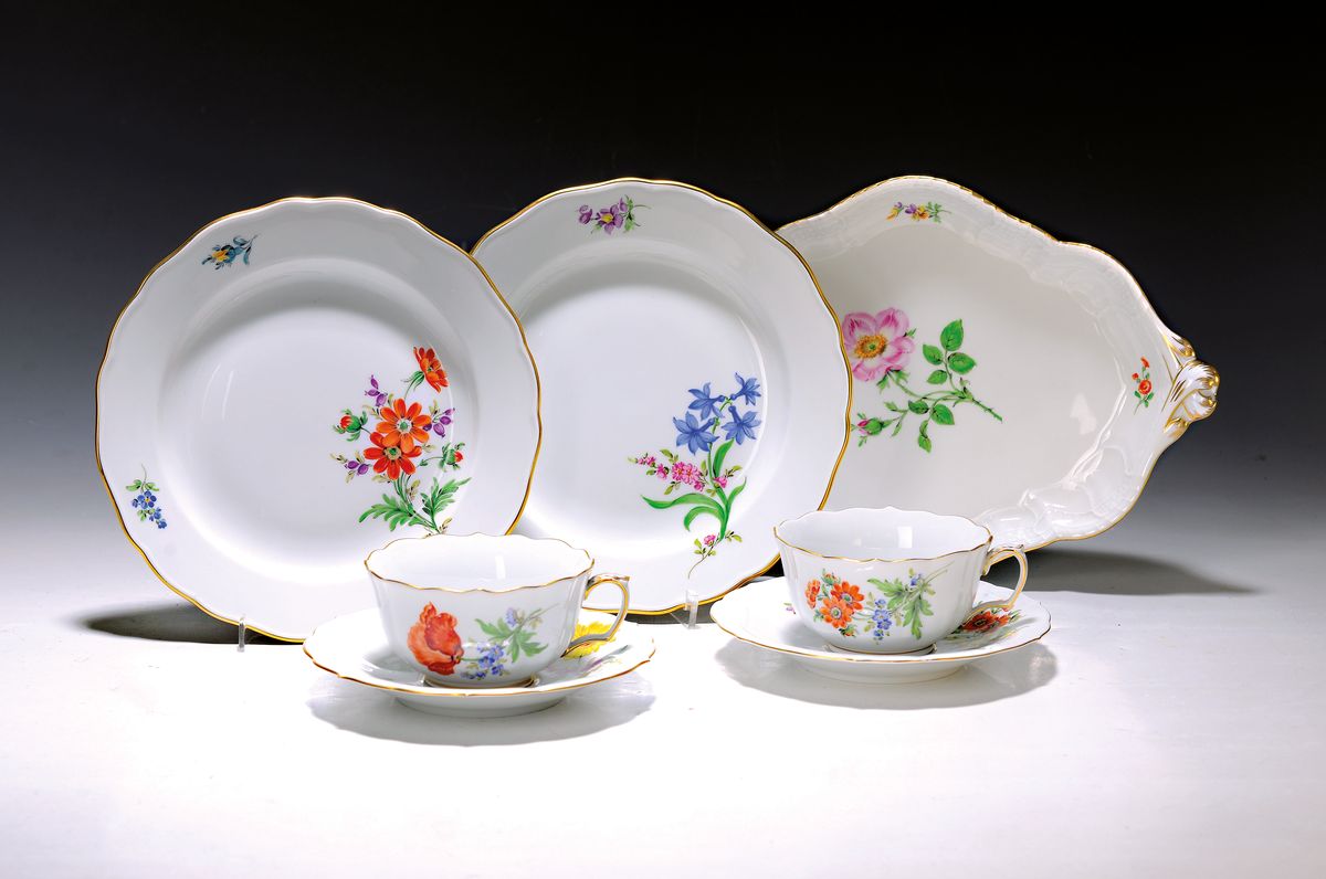 2 Tee-Gedecke, Meissen, 20. Jh., 1. Wahl, Blume I, Goldränder, 2 Teetassen mit Unteren, 2 Kuchenteller 20cm, dazu ovale Anbietschale mit ...