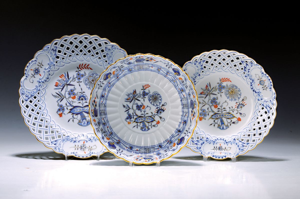 3 Teile Porzellan, Meissen, 20. Jh., blaues Zwiebelmuster rot und golden gehöht, 2 Teller mit Rand in Durchbrucharbeit, D. ca. 21 bzw. 24cm, runde ...