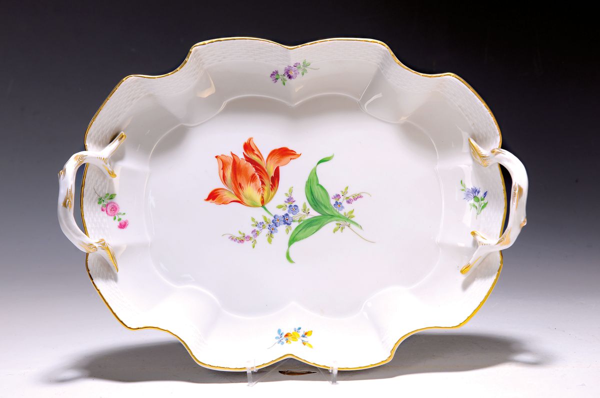 Anbietschale, Meissen, 20. Jh., 1. Wahl, korbartig reliefierter Rand, Asthenkel, Blume I, Goldrand, ca. 4x33x24cm
