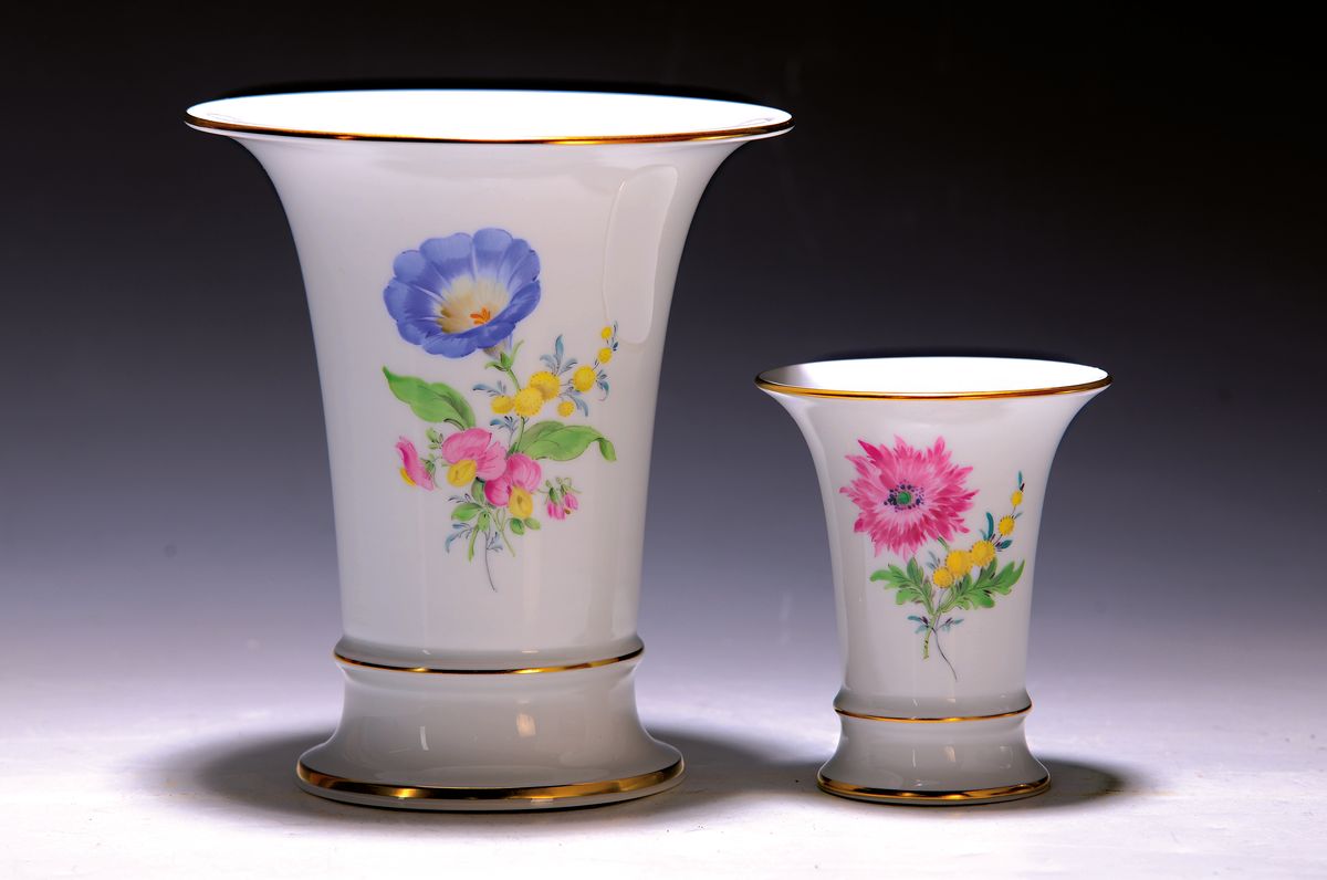2 Trichtervasen, Meissen, 20. Jh., Blume I mit Goldrändern, 1x Höhe 16cm (2.Wahl), 1x Höhe 10cm (1.Wahl)