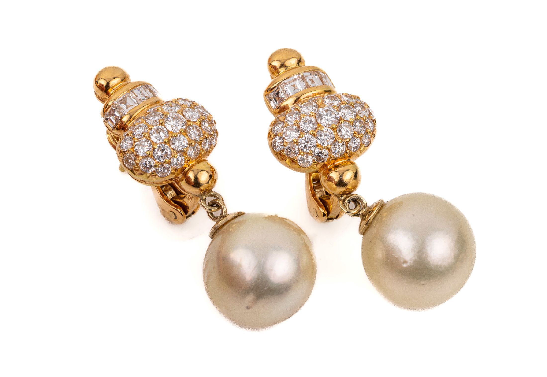 Paar 18 kt Gold Diamant-Akoyazuchtperl- Ohrstecker, GG 750/000, Abhängung bewegl., weiße Perlen D. ca. 13.8 mm, jeweils 4 Diamantcarrees zus. ca. ...