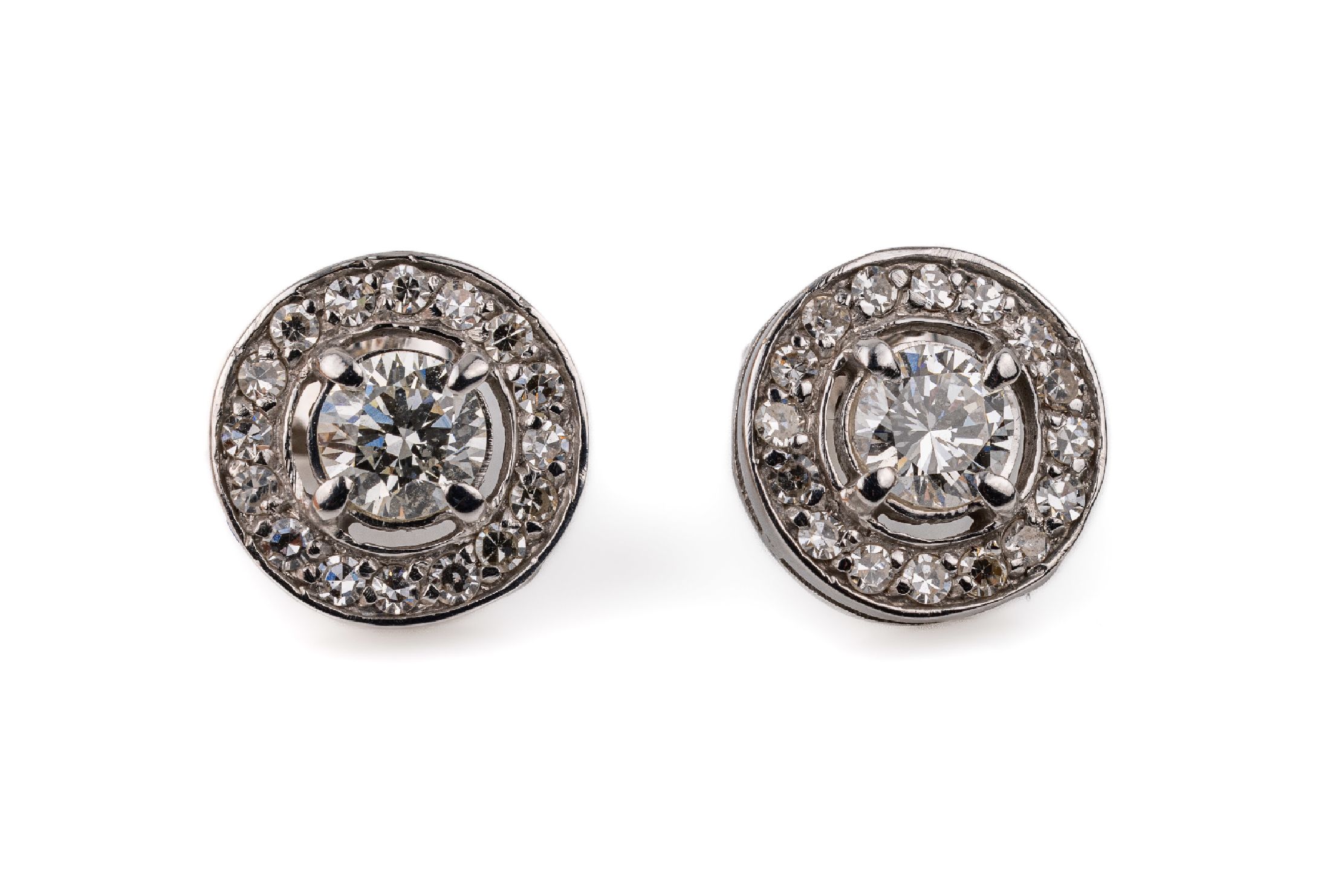 Paar 18 kt Gold Diamant-Ohrstecker, WG 750/000, 2 Brillanten zus. ca. 0.84 ct l.get. Weiß/vs-si, umgeben von insg. 34 8/8-Diamantenzus. ca. 0.40 ct ...