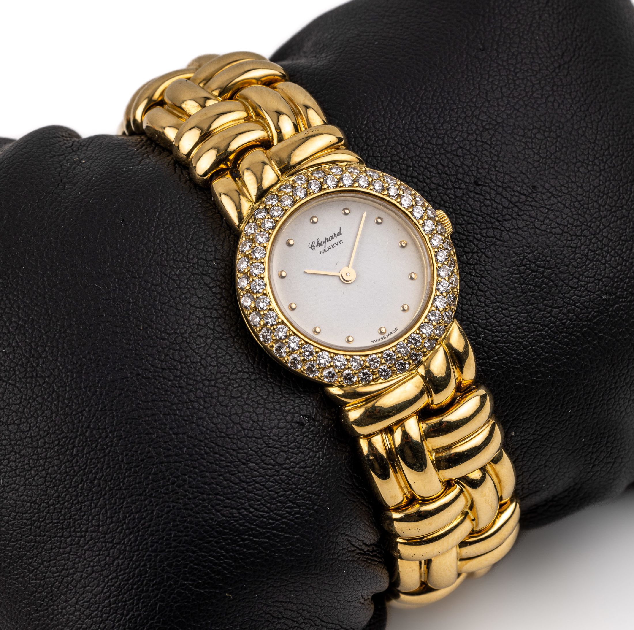 18 kt Gold CHOPARD Damenspangenuhr mit Brillantlünette, GG 750/000, Lünette 2- reih. bes. mit Brillanten zus. ca. 0.99 ct Weiß/vs, ...