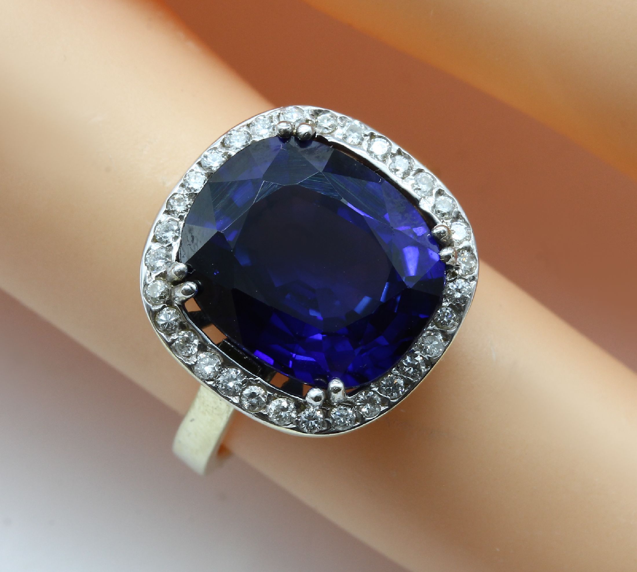 Detail a: 14 kt Gold Brillant-Saphir-Ring, GG 585/000, ovalfacett. Saphir (beh.) ca. 8.00 ct, 31 Brillanten zus. ca. 0.40 ct Weiß-get. Weiß/p1, ca. 6.7 g, ...