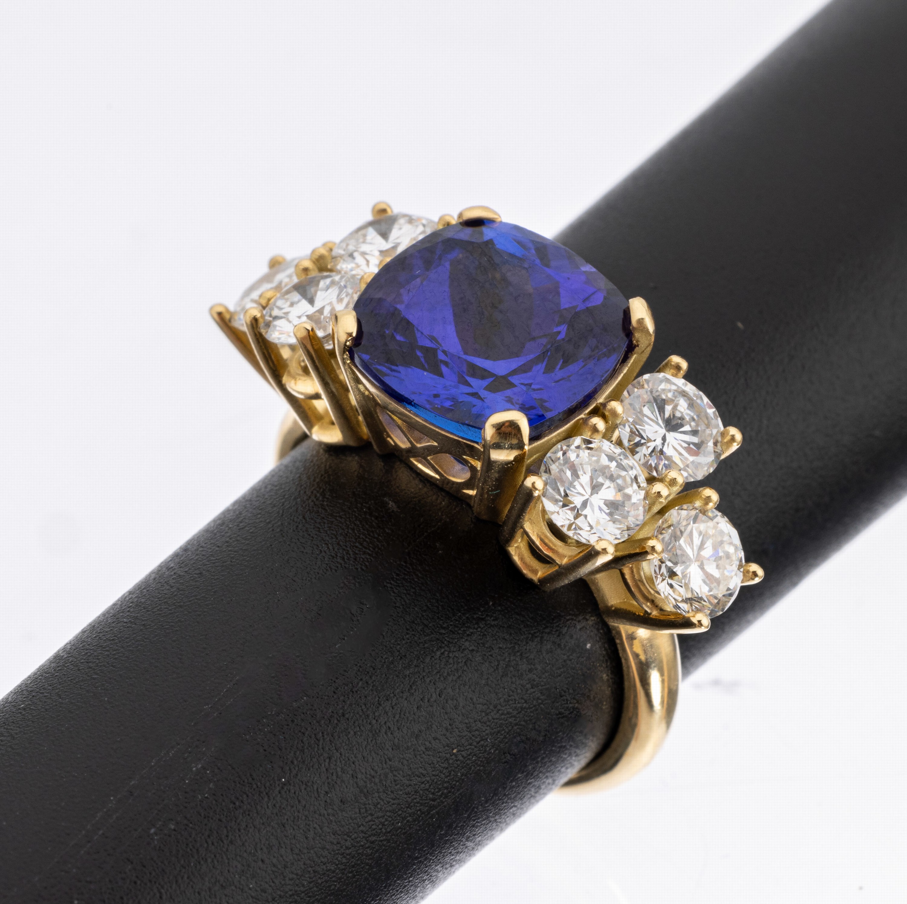 18 kt Gold Tansanit-Brillant-Ring, GG 750/000, Tansanit im Kissenschliff ca. 5.91 ct, 6 Brillanten zus. ca. 2.50 ct Weiß/vs-si, ca. 10.20 g, RW 57