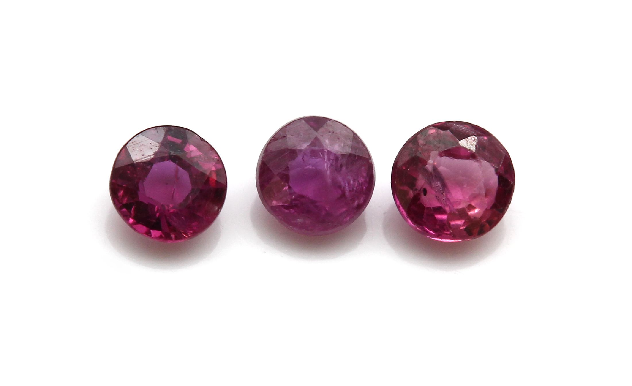 Lot rundfacett. Rubine zus. ca. 35.70 ct, versch. Farben und Größen, Ausfassware