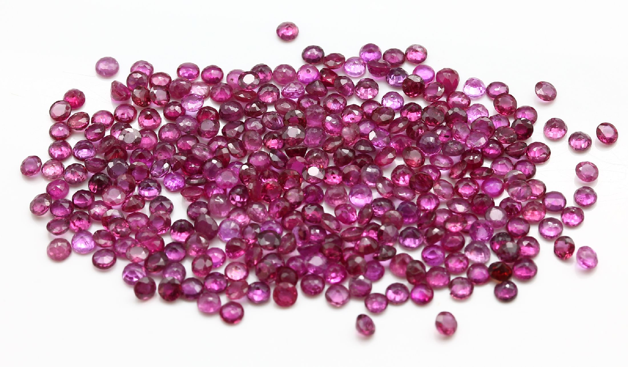 Detail a: Lot rundfacett. Rubine zus. ca. 35.70 ct, versch. Farben und Größen, Ausfassware
