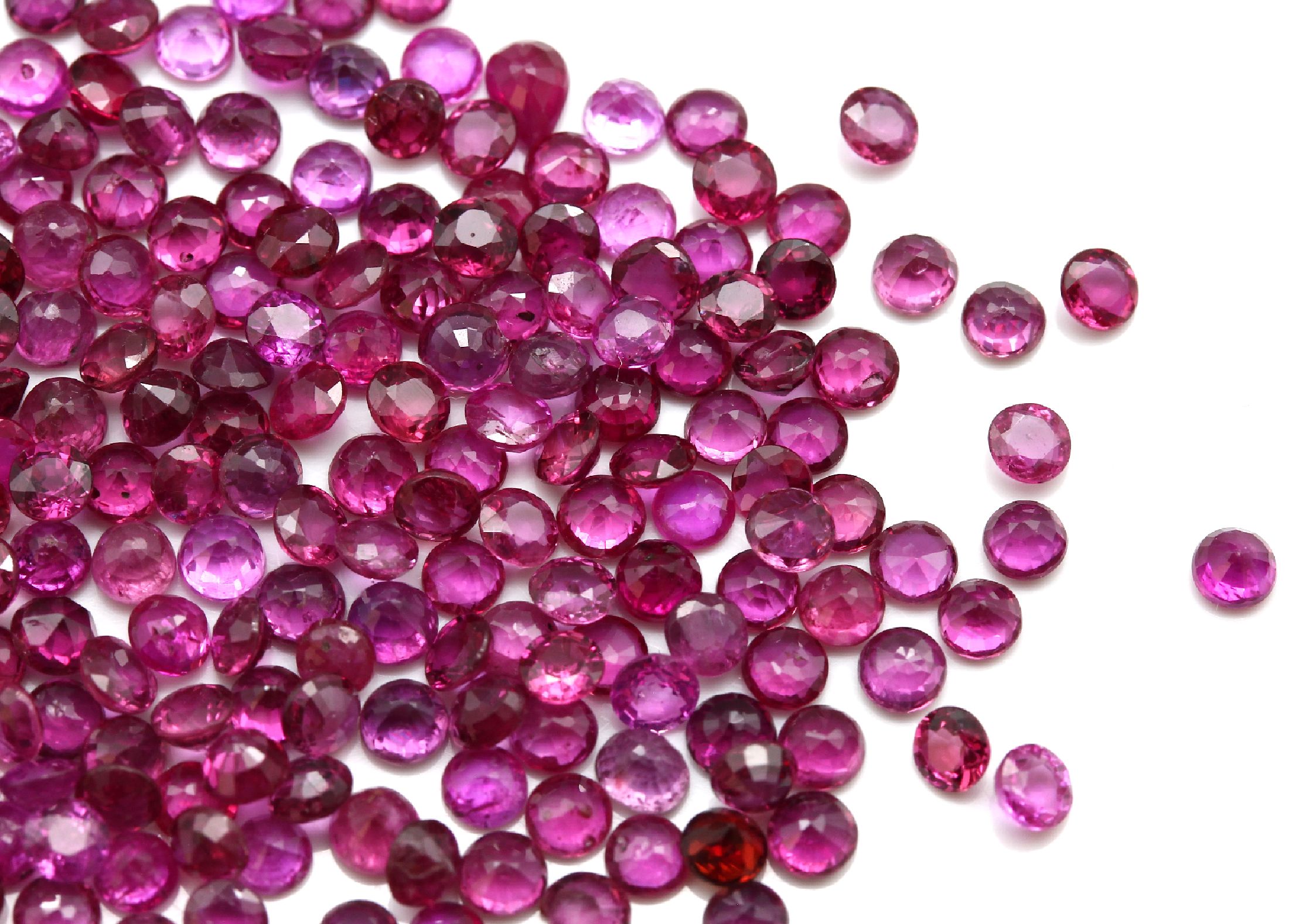 Detail b: Lot rundfacett. Rubine zus. ca. 35.70 ct, versch. Farben und Größen, Ausfassware
