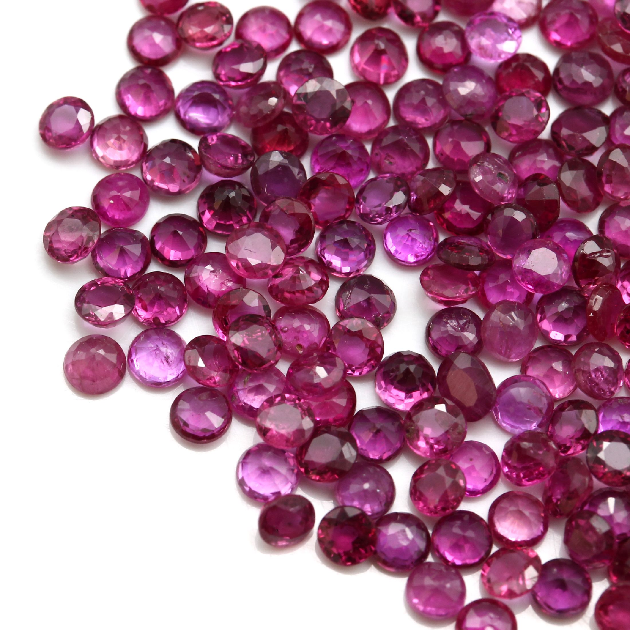 Detail c: Lot rundfacett. Rubine zus. ca. 35.70 ct, versch. Farben und Größen, Ausfassware