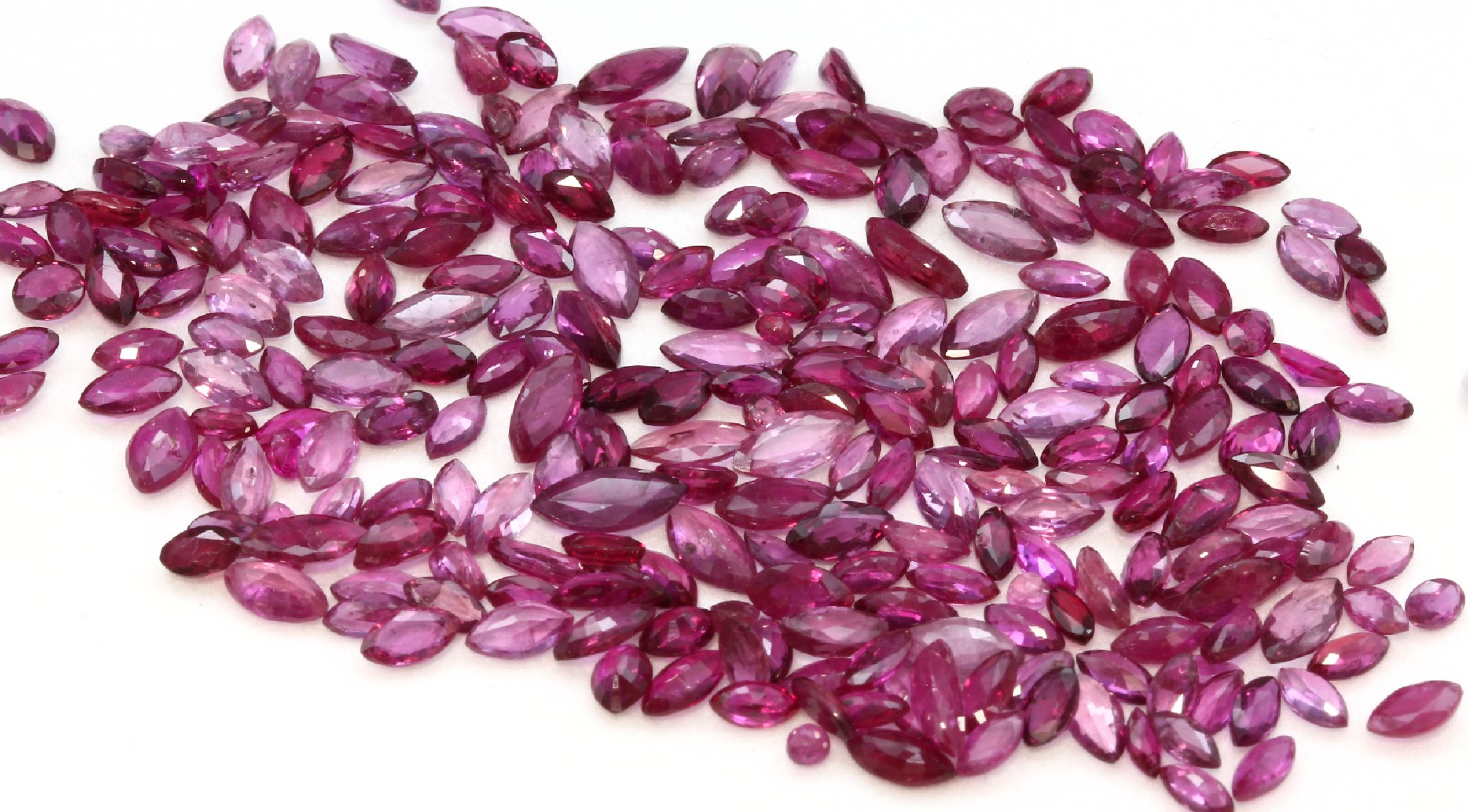 Lot Rubin-Navettes zus. ca. 37.10 ct, versch. Farben und Qualitäten