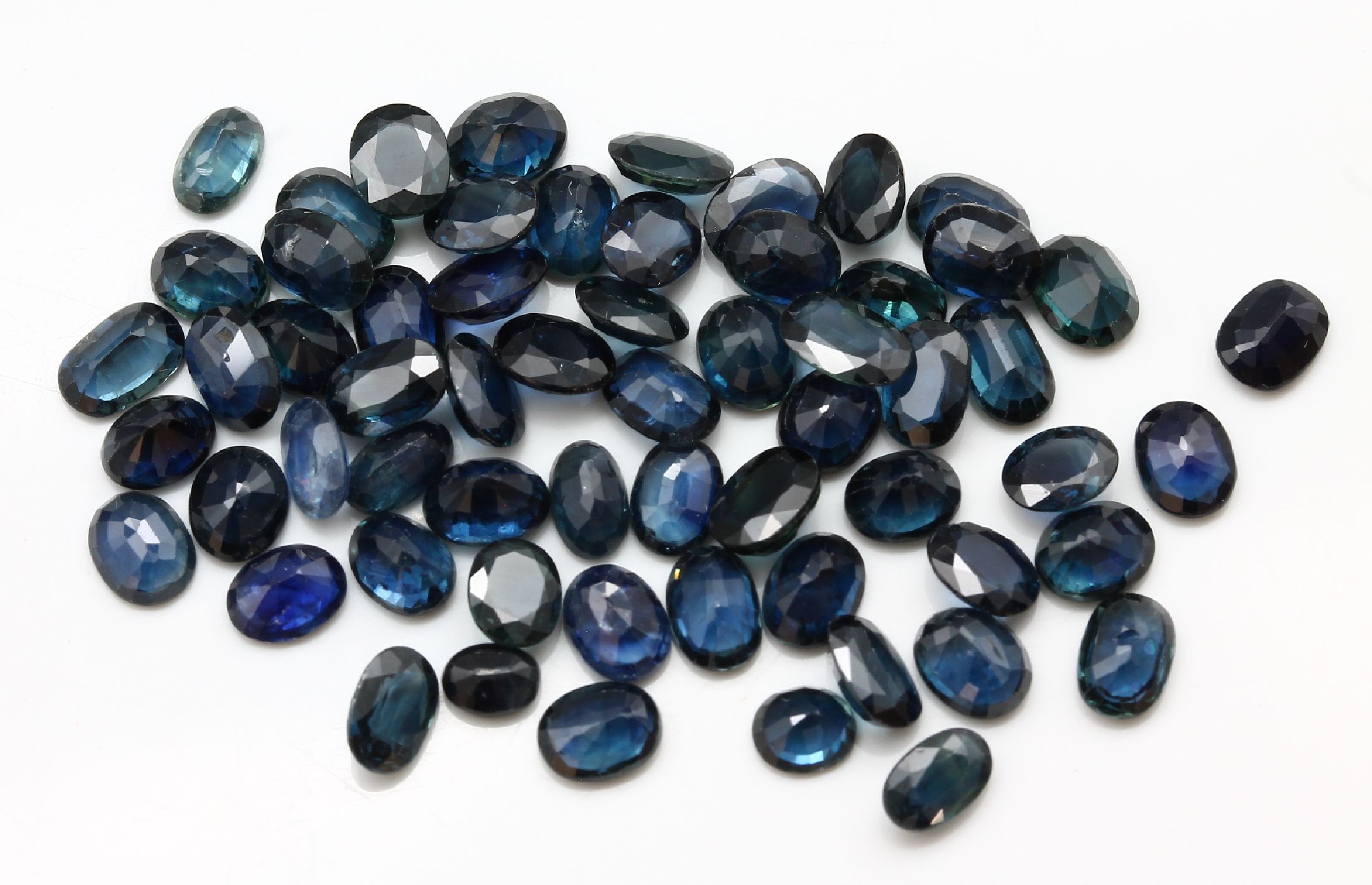 Detail a: Lot Saphir zus. ca. 25.45 ct, ovalfacett. versch. Farben und Qualitäten