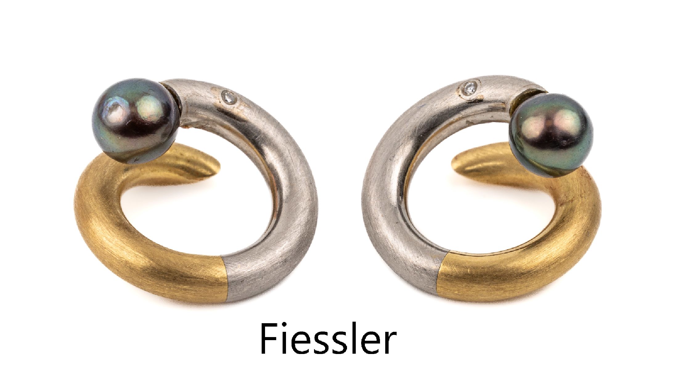 Paar Perl-Brillant-Ohrcreolen, GG 750/000 und Platin 950/000, Meistermarke FIESSLER, 2 dunkelgraue Zuchtperlen, D ca. 7 mm, 2 kl. Brillanten, ...