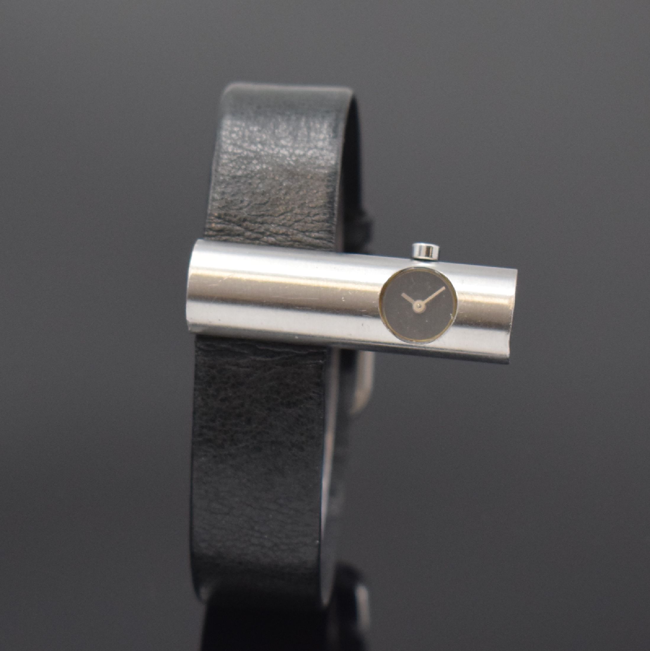 MILUS Tribu ausgefallene Damenarmbanduhr designed von Paul Junod, Schweiz um 1995, quarz, verschr. Edelstahlgeh. inkl. orig. Lederband, schwarzes ...