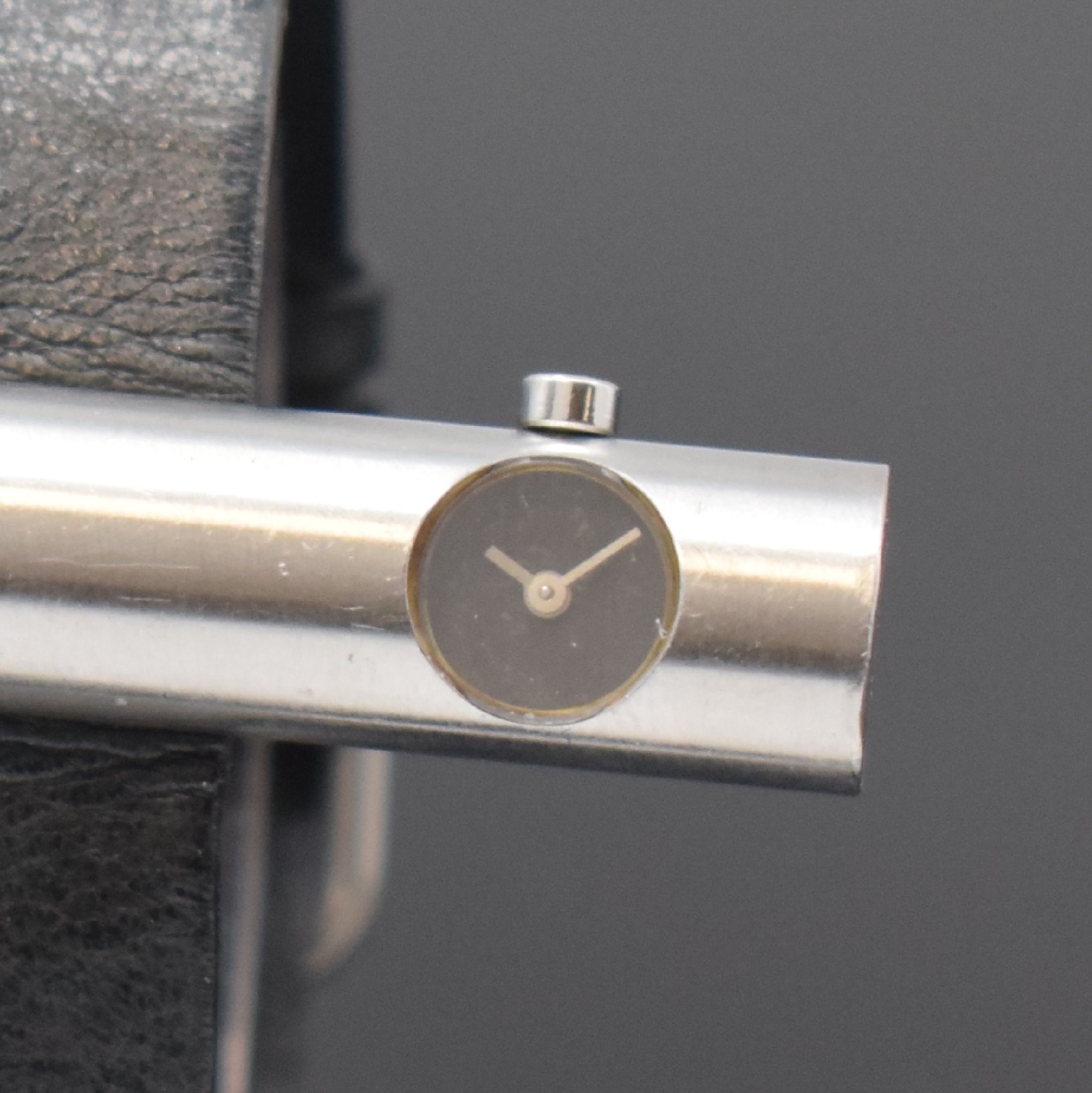 Detail a: MILUS Tribu ausgefallene Damenarmbanduhr designed von Paul Junod, Schweiz um 1995, quarz, verschr. Edelstahlgeh. inkl. orig. Lederband, schwarzes ...
