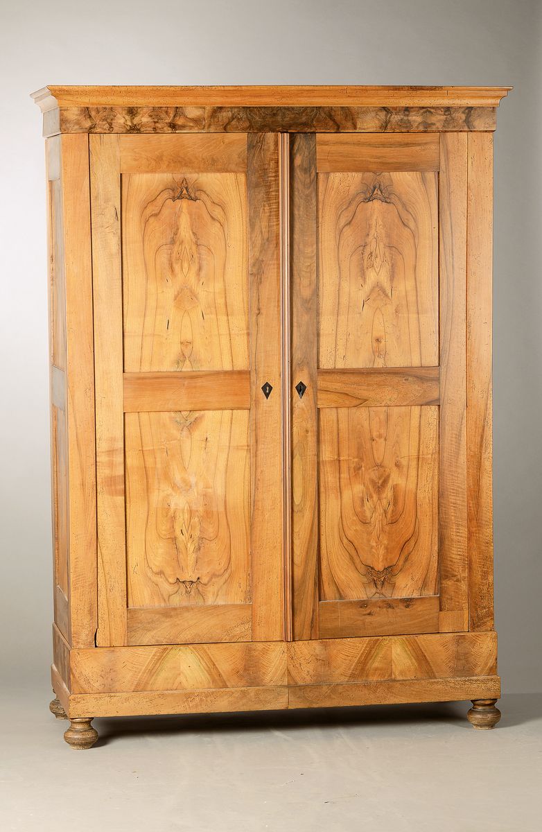 Kleiderschrank, Biedermeier, um 1830, Nußbaumfurnier auf Weichholzkorpus, achtfach kassettiert, kompakte Größe, Inneneinteilung mit zwei ...