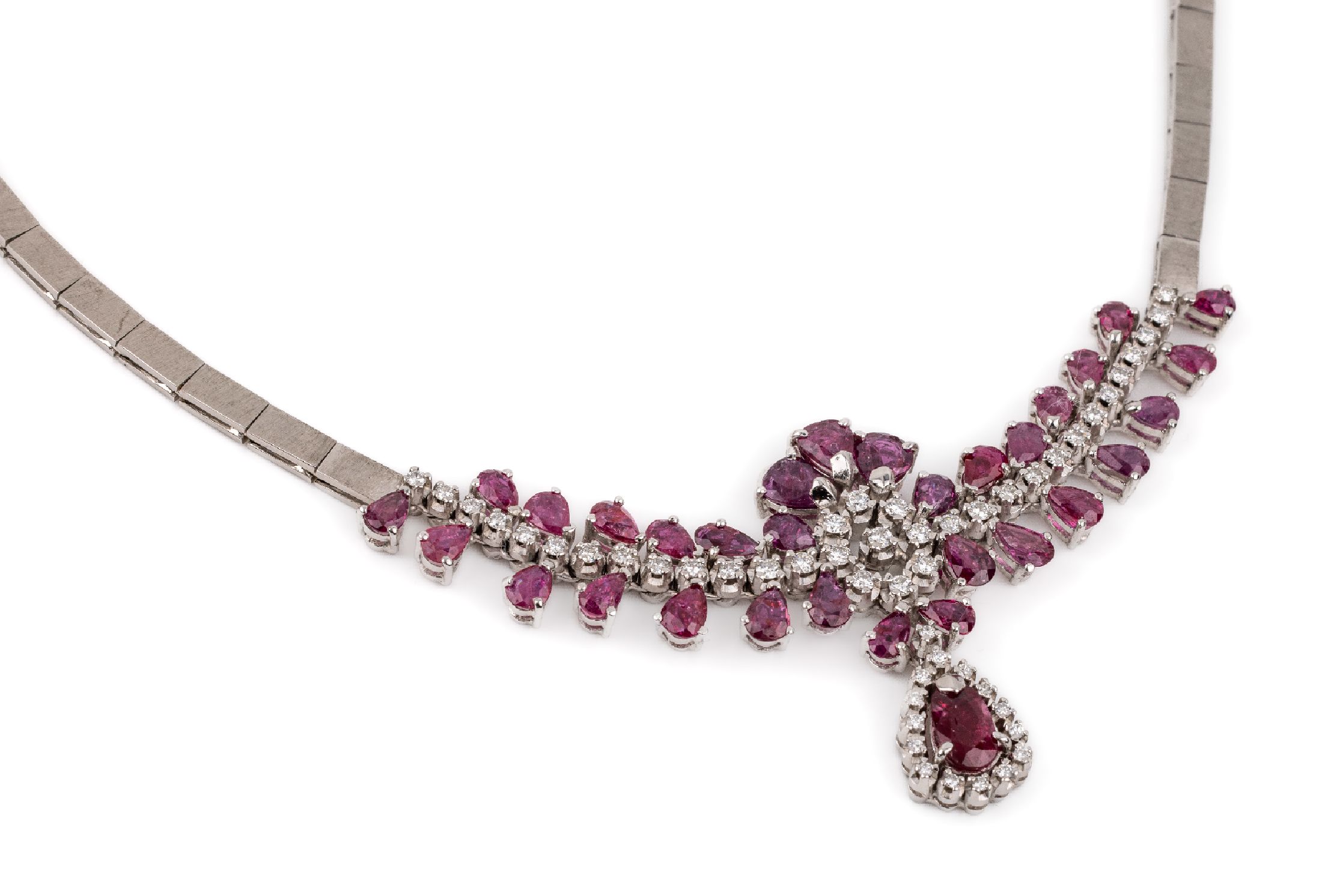 14 kt Gold Rubin-Diamant-Collier, WG 585/000, 31 facett. Rubintropfen und 1 ovalfacett. Rubin zus. ca. 14.0 ct, 50 Diamanten zus. ca. 1.55 ct ...