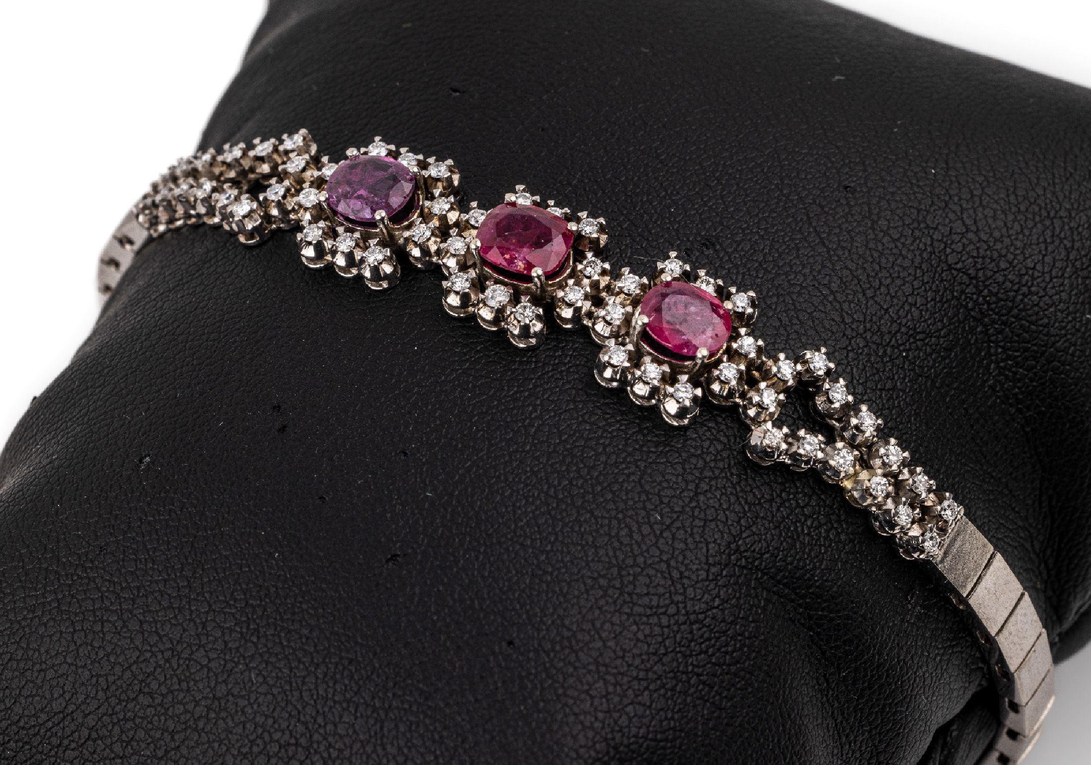 14 kt Gold Rubin-Diamant-Armband, WG 585/000, 3 ovalfacett. Rubine ca. 2.80 ct, 58 Diamanten zus. ca. 0.58 ct Weiß/si, 1 Steg gebrochen, L. ca. ...