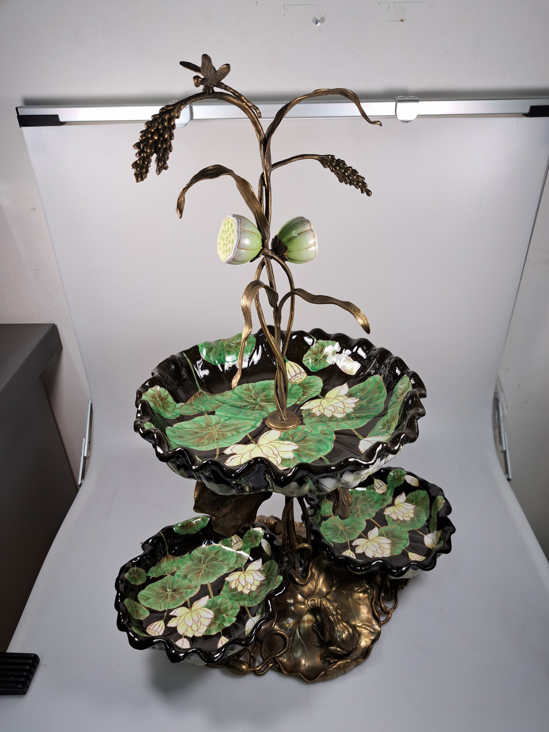 Detail a: Große Etagere, Anfang 20.Jh., patinierter Bronzekorpus, Fuß gebildet aus Seerosenblättern mit Fröschen, aufsteigendes Blattwerk mit Libellen, 3 ...