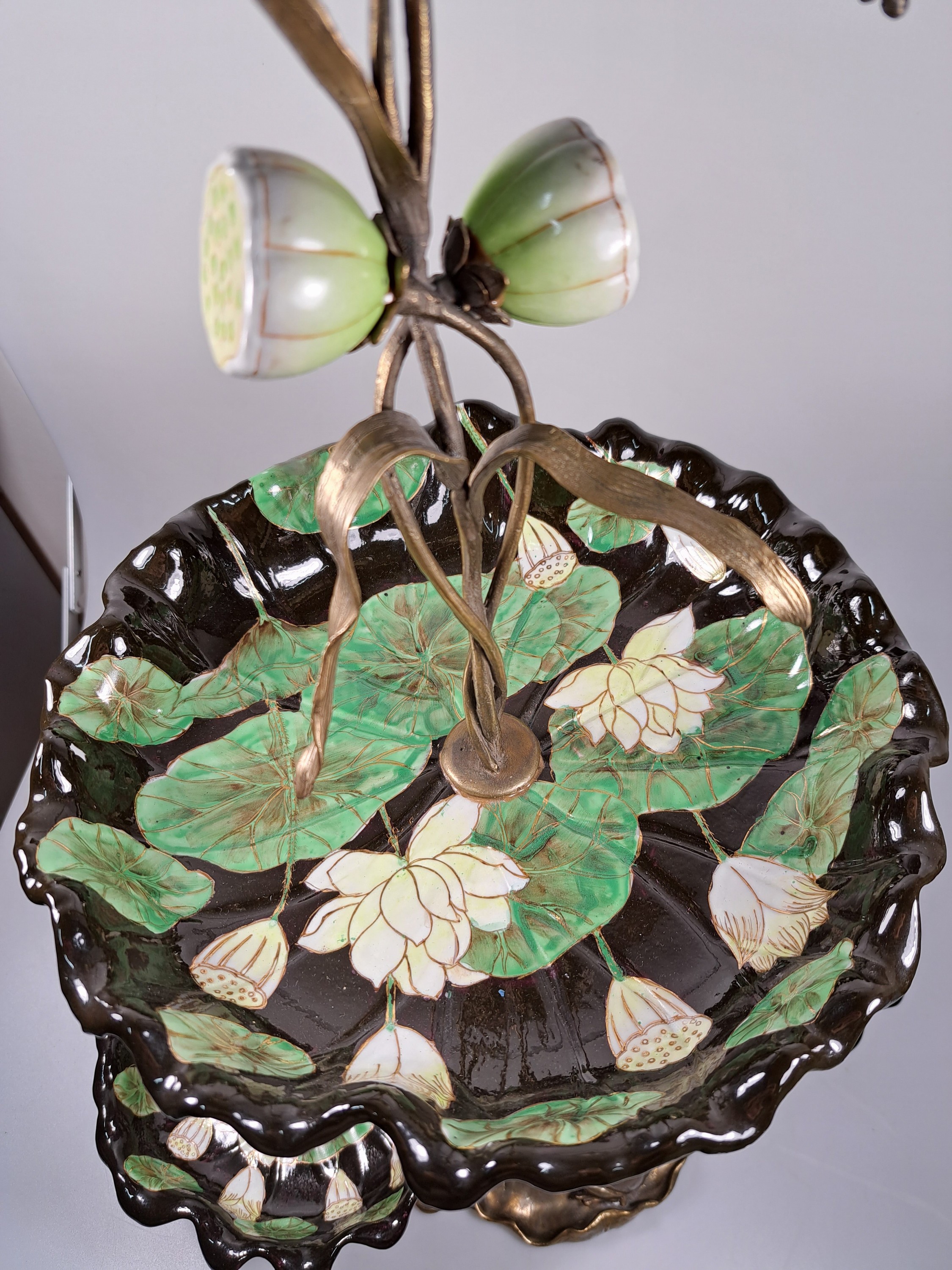 Detail b: Große Etagere, Anfang 20.Jh., patinierter Bronzekorpus, Fuß gebildet aus Seerosenblättern mit Fröschen, aufsteigendes Blattwerk mit Libellen, 3 ...