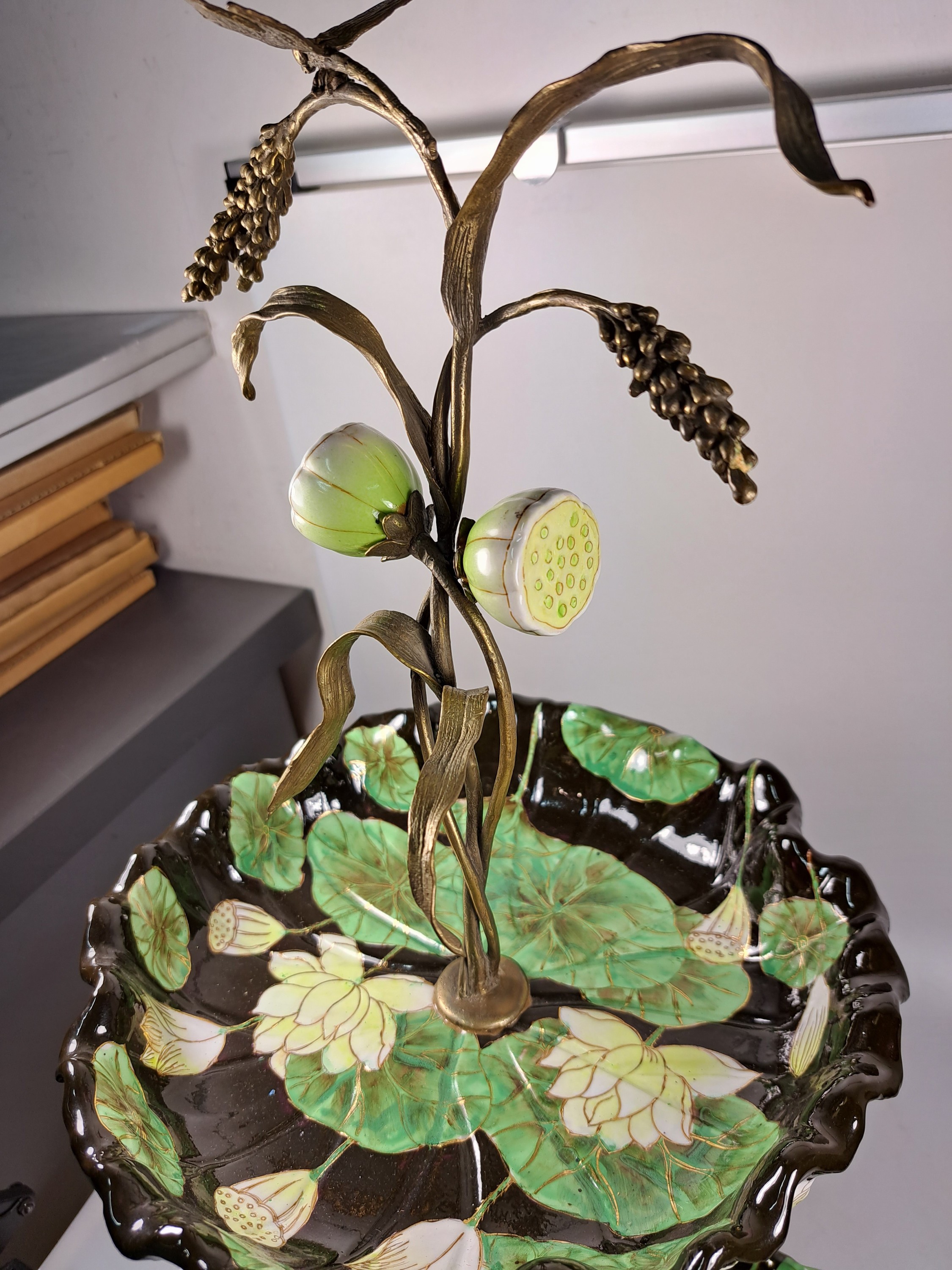 Detail d: Große Etagere, Anfang 20.Jh., patinierter Bronzekorpus, Fuß gebildet aus Seerosenblättern mit Fröschen, aufsteigendes Blattwerk mit Libellen, 3 ...