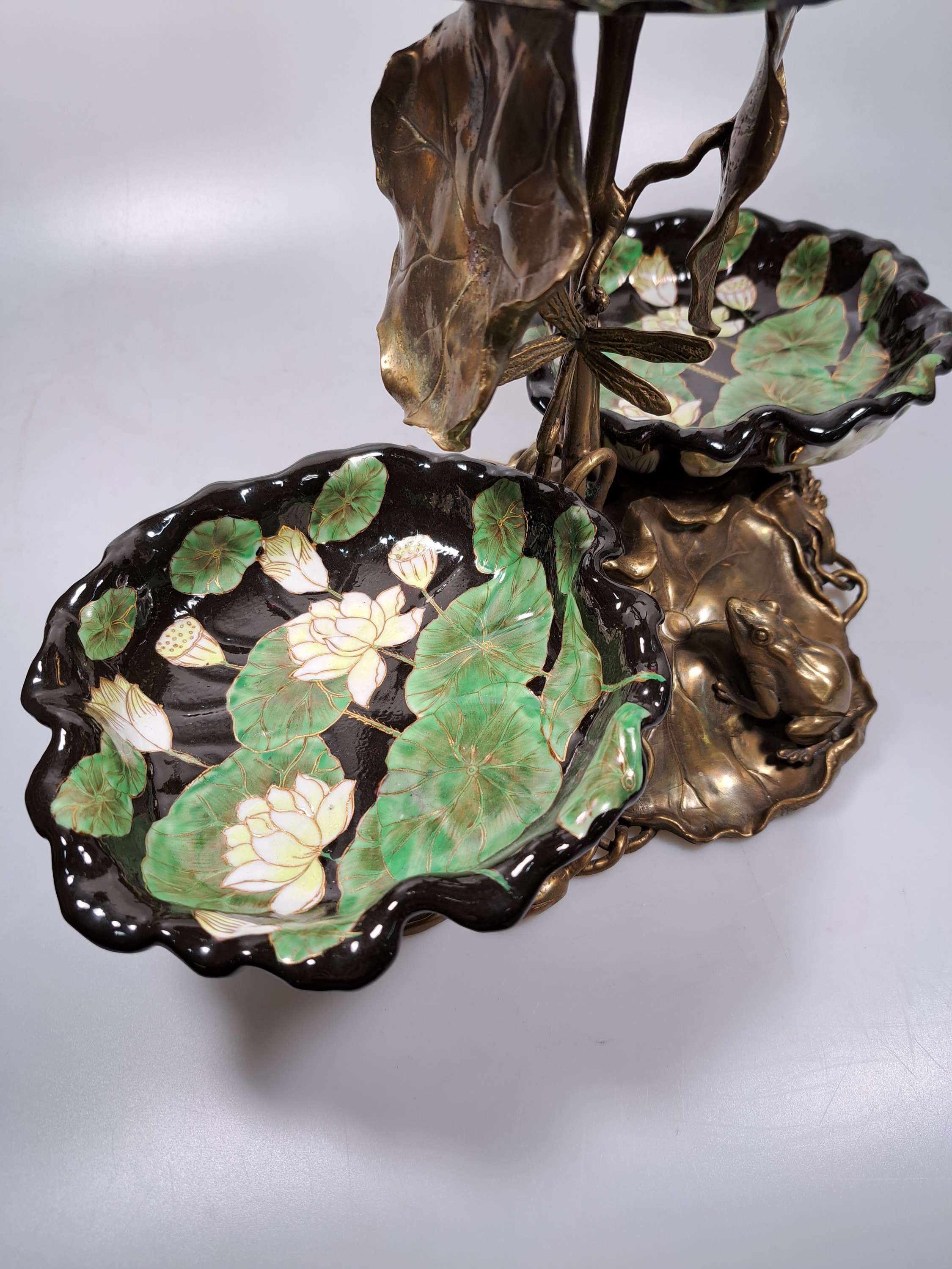 Detail e: Große Etagere, Anfang 20.Jh., patinierter Bronzekorpus, Fuß gebildet aus Seerosenblättern mit Fröschen, aufsteigendes Blattwerk mit Libellen, 3 ...