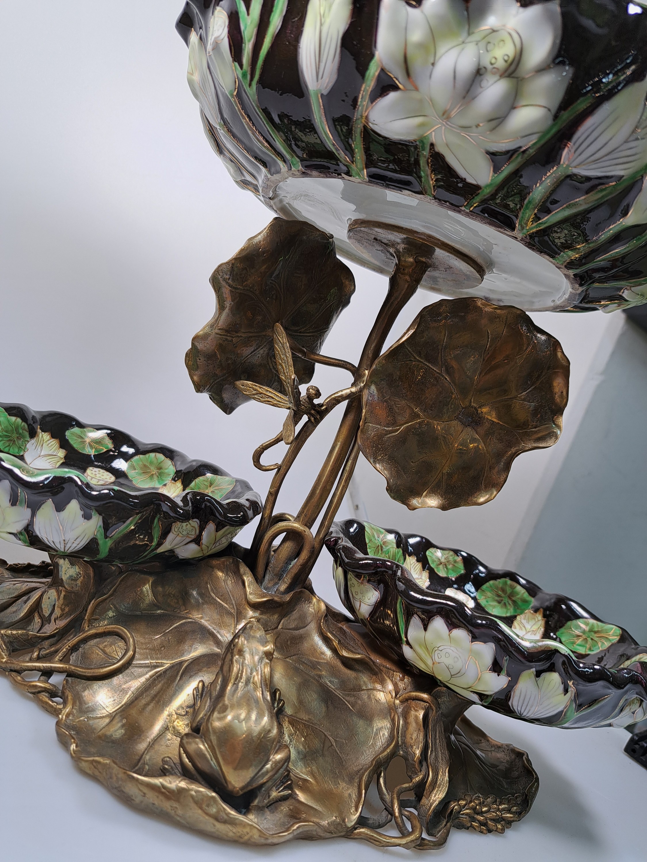 Detail g: Große Etagere, Anfang 20.Jh., patinierter Bronzekorpus, Fuß gebildet aus Seerosenblättern mit Fröschen, aufsteigendes Blattwerk mit Libellen, 3 ...