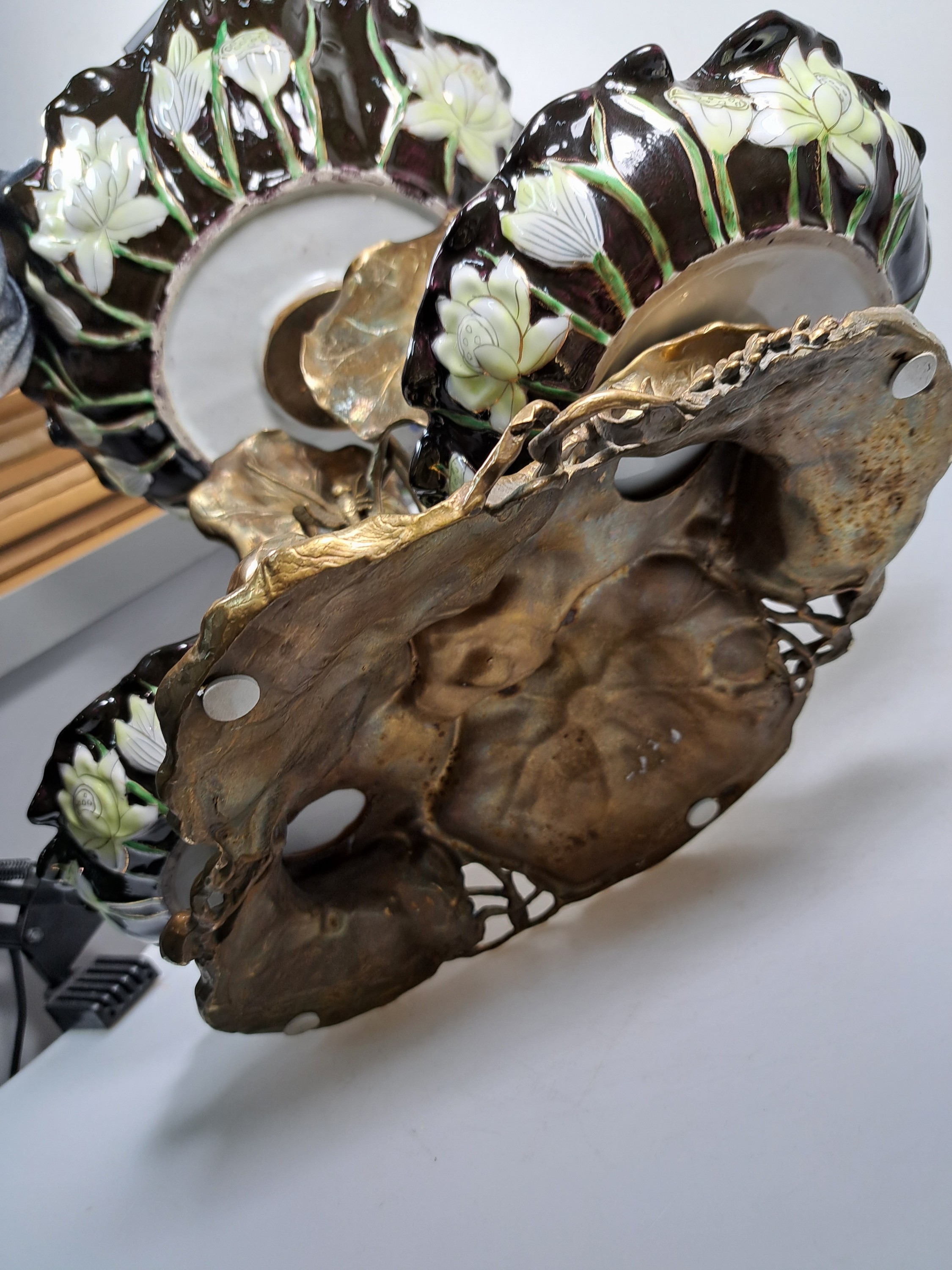 Detail h: Große Etagere, Anfang 20.Jh., patinierter Bronzekorpus, Fuß gebildet aus Seerosenblättern mit Fröschen, aufsteigendes Blattwerk mit Libellen, 3 ...