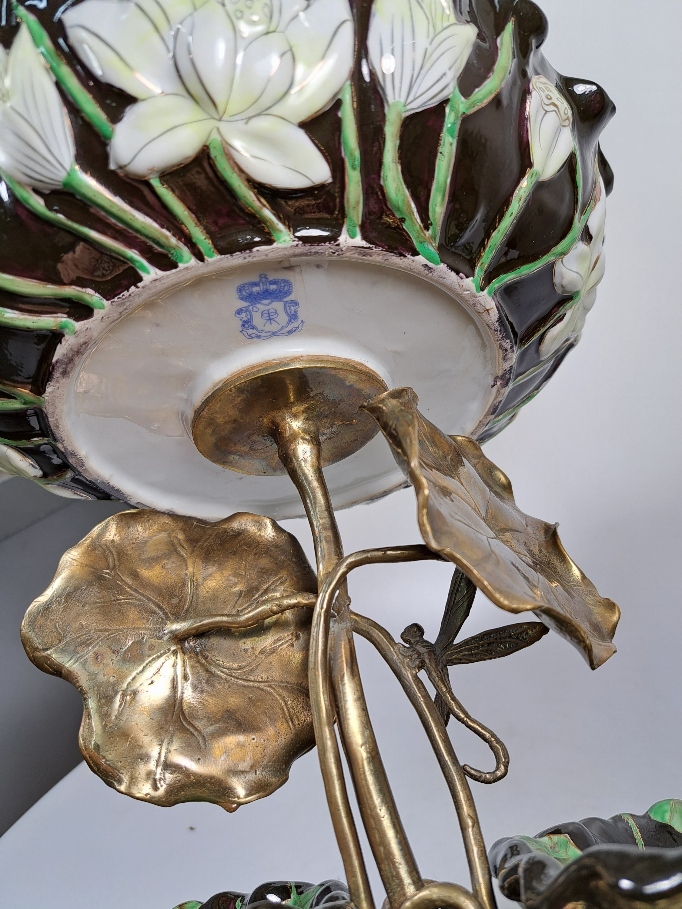 Detail i: Große Etagere, Anfang 20.Jh., patinierter Bronzekorpus, Fuß gebildet aus Seerosenblättern mit Fröschen, aufsteigendes Blattwerk mit Libellen, 3 ...