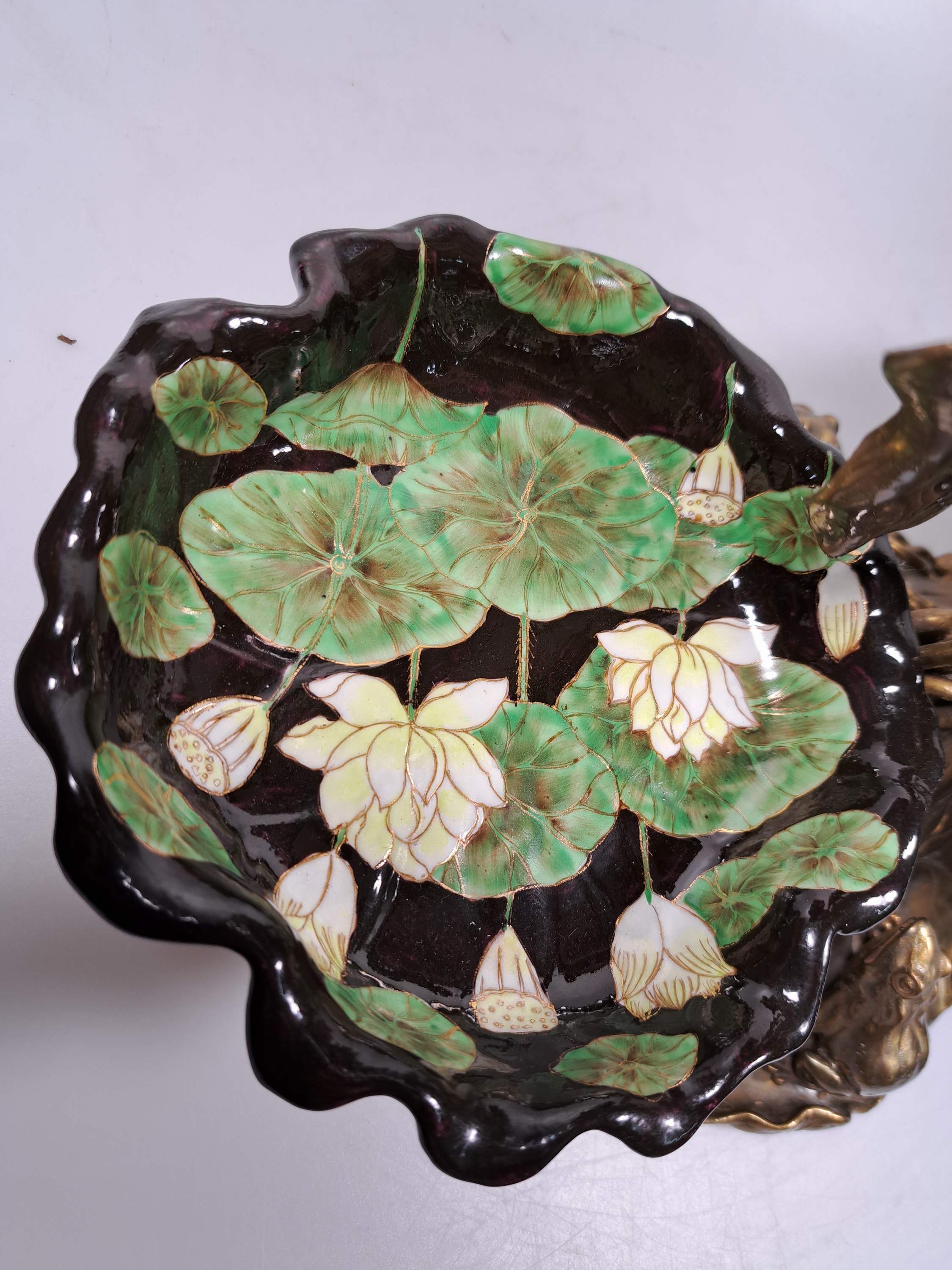 Detail j: Große Etagere, Anfang 20.Jh., patinierter Bronzekorpus, Fuß gebildet aus Seerosenblättern mit Fröschen, aufsteigendes Blattwerk mit Libellen, 3 ...