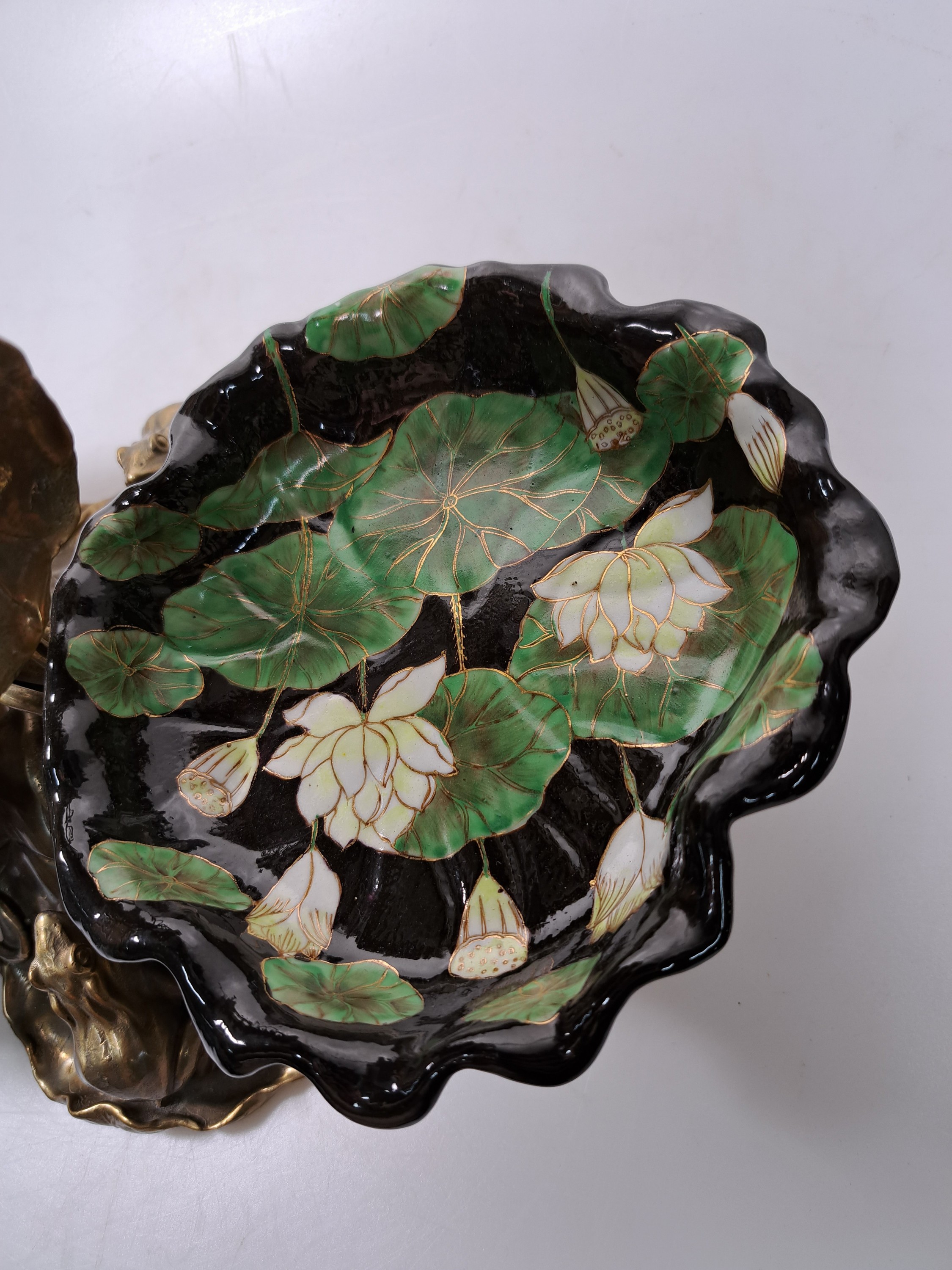 Detail k: Große Etagere, Anfang 20.Jh., patinierter Bronzekorpus, Fuß gebildet aus Seerosenblättern mit Fröschen, aufsteigendes Blattwerk mit Libellen, 3 ...