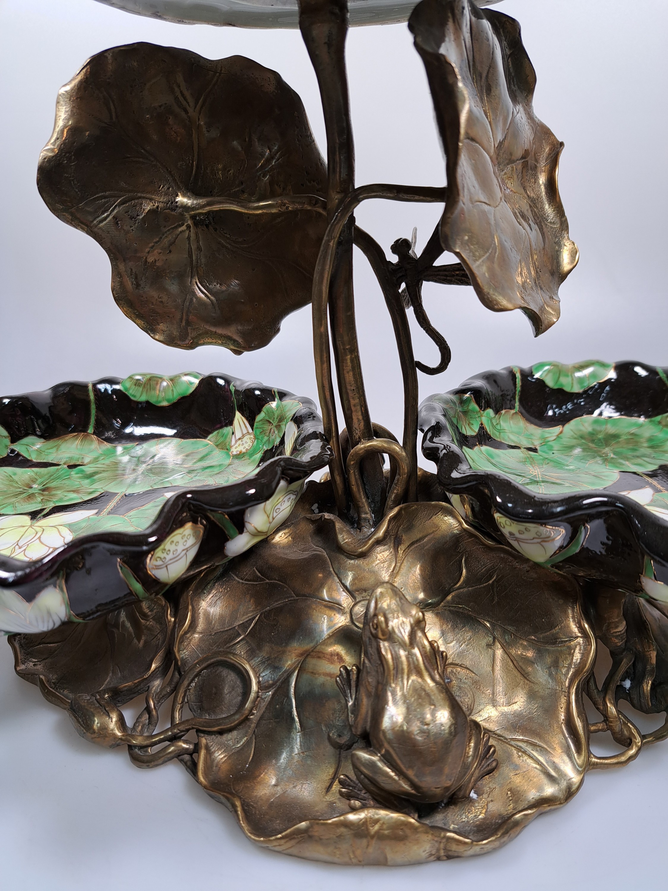 Detail l: Große Etagere, Anfang 20.Jh., patinierter Bronzekorpus, Fuß gebildet aus Seerosenblättern mit Fröschen, aufsteigendes Blattwerk mit Libellen, 3 ...