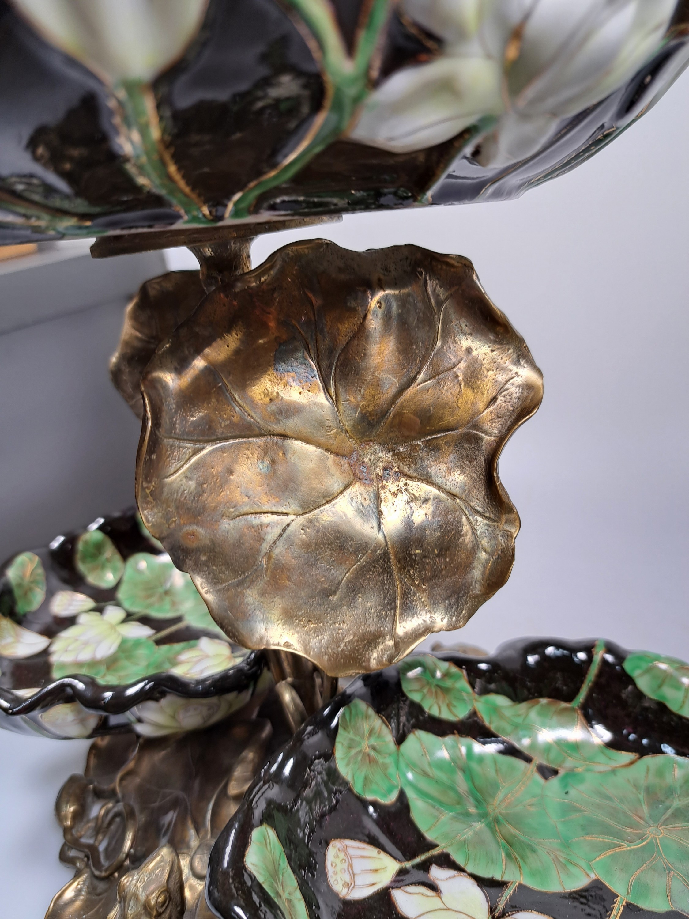 Detail m: Große Etagere, Anfang 20.Jh., patinierter Bronzekorpus, Fuß gebildet aus Seerosenblättern mit Fröschen, aufsteigendes Blattwerk mit Libellen, 3 ...