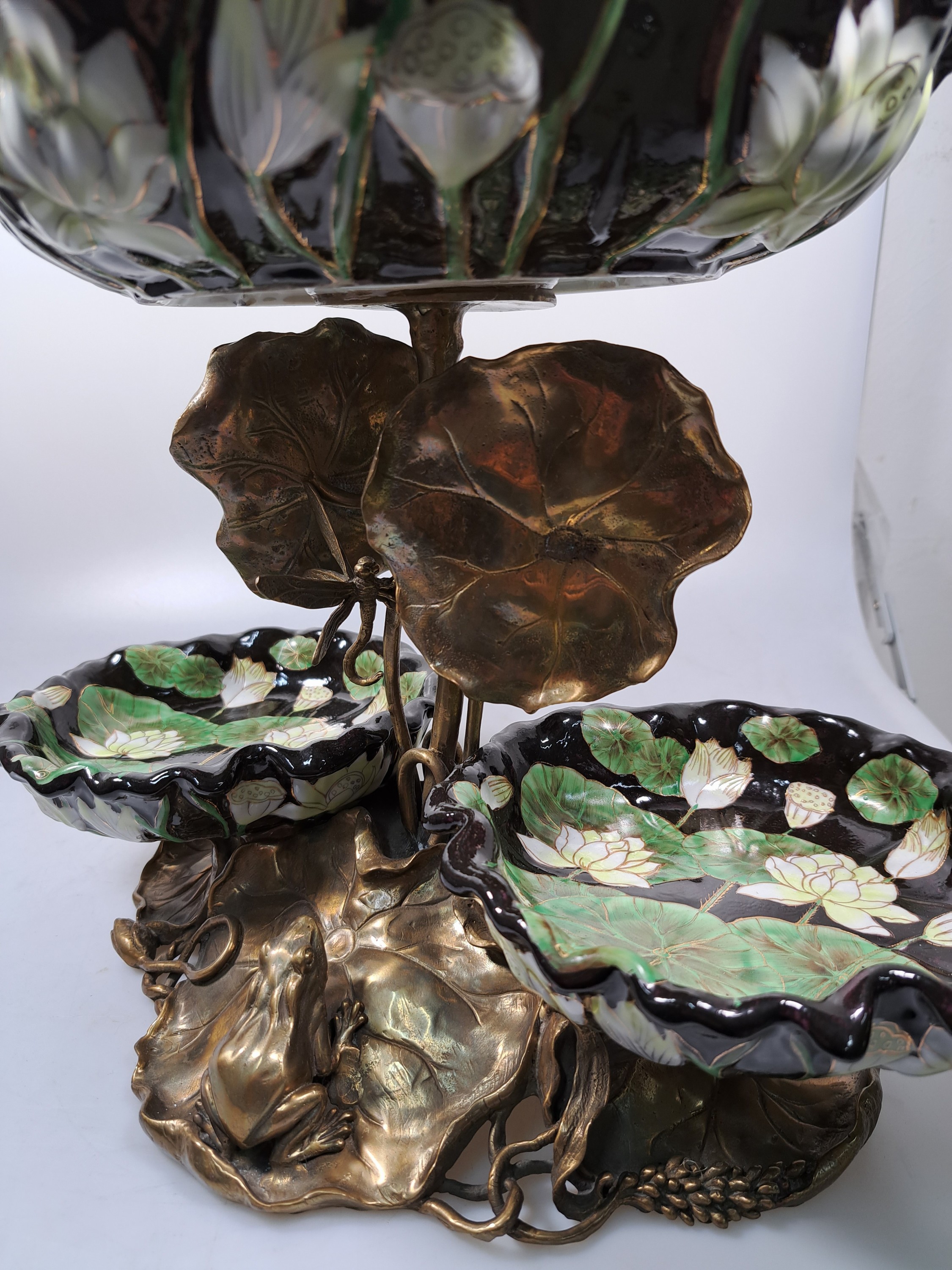 Detail n: Große Etagere, Anfang 20.Jh., patinierter Bronzekorpus, Fuß gebildet aus Seerosenblättern mit Fröschen, aufsteigendes Blattwerk mit Libellen, 3 ...