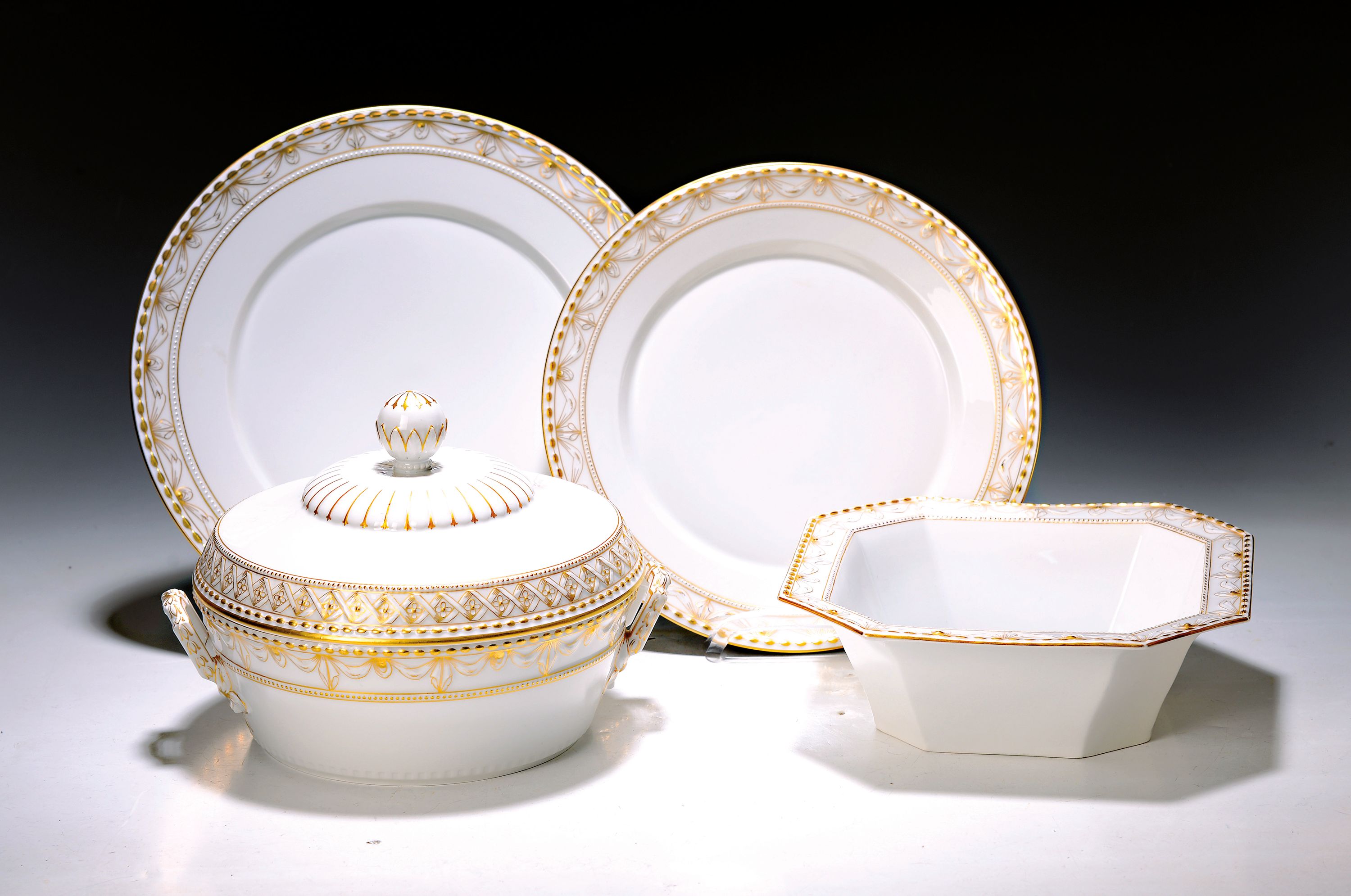8 Serviceteile Kurland, 20. Jh., Nr. 19, Porzellan, Goldstaffage, Deckelterrine B. 24 cm, Gemüseschüssel, 2 Teller D. 29 cm , 2 Teller 26 cm, 2 ...