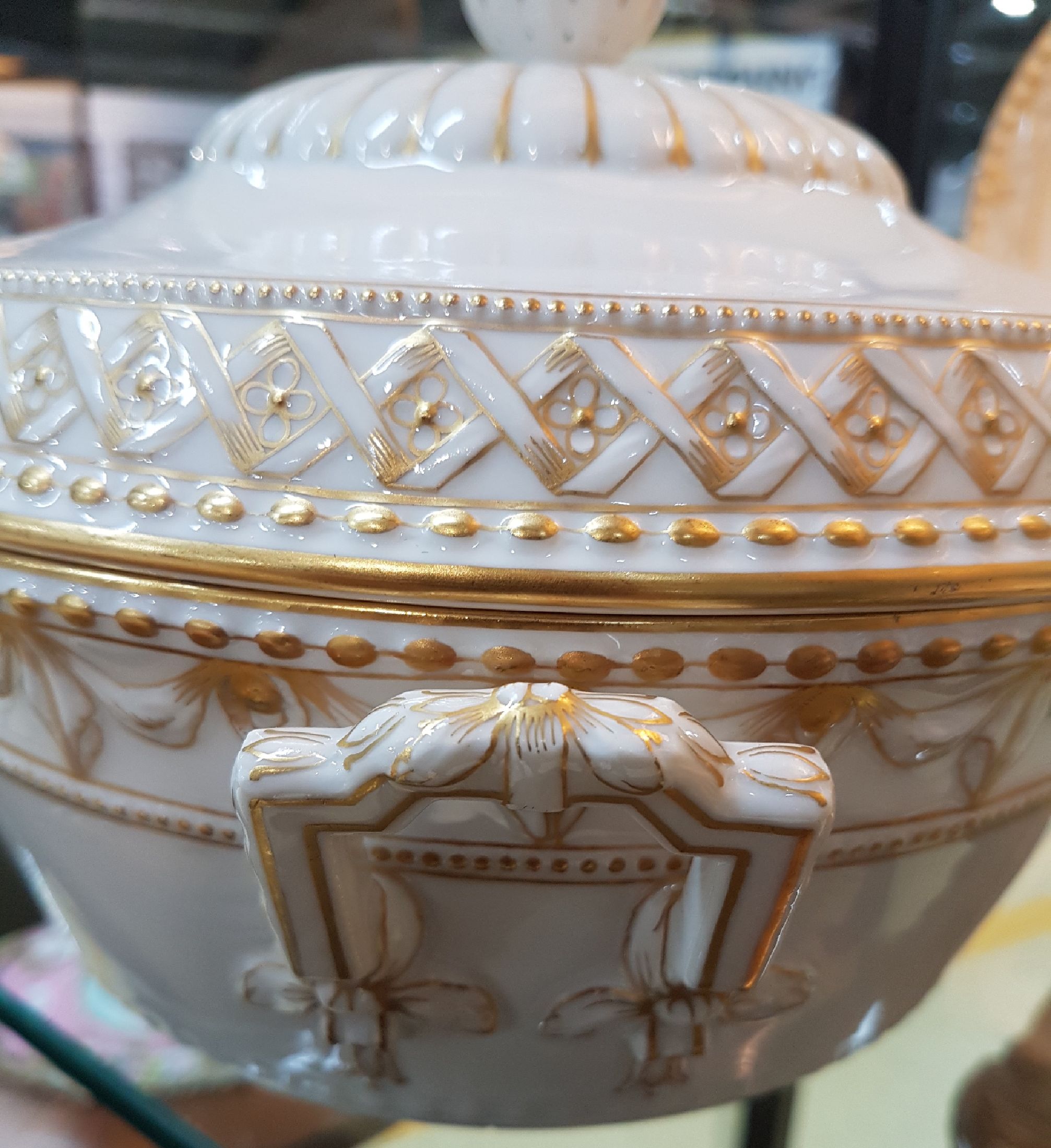 Detail d: 8 Serviceteile Kurland, 20. Jh., Nr. 19, Porzellan, Goldstaffage, Deckelterrine B. 24 cm, Gemüseschüssel, 2 Teller D. 29 cm , 2 Teller 26 cm, 2 ...