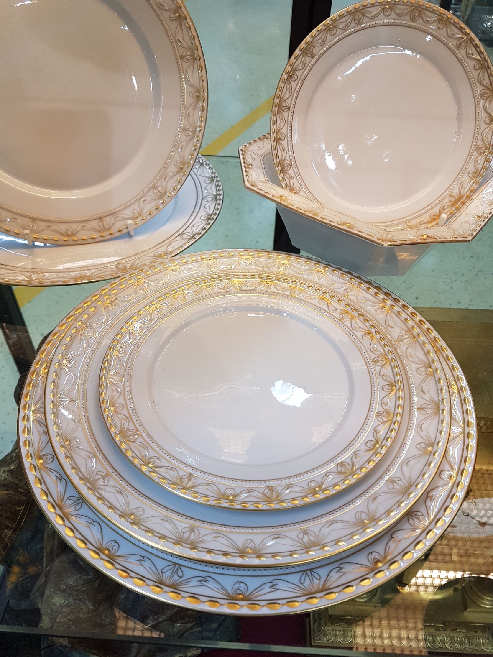 Detail e: 8 Serviceteile Kurland, 20. Jh., Nr. 19, Porzellan, Goldstaffage, Deckelterrine B. 24 cm, Gemüseschüssel, 2 Teller D. 29 cm , 2 Teller 26 cm, 2 ...