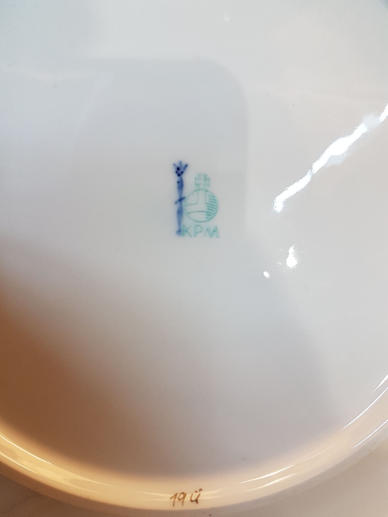 Detail f: 8 Serviceteile Kurland, 20. Jh., Nr. 19, Porzellan, Goldstaffage, Deckelterrine B. 24 cm, Gemüseschüssel, 2 Teller D. 29 cm , 2 Teller 26 cm, 2 ...