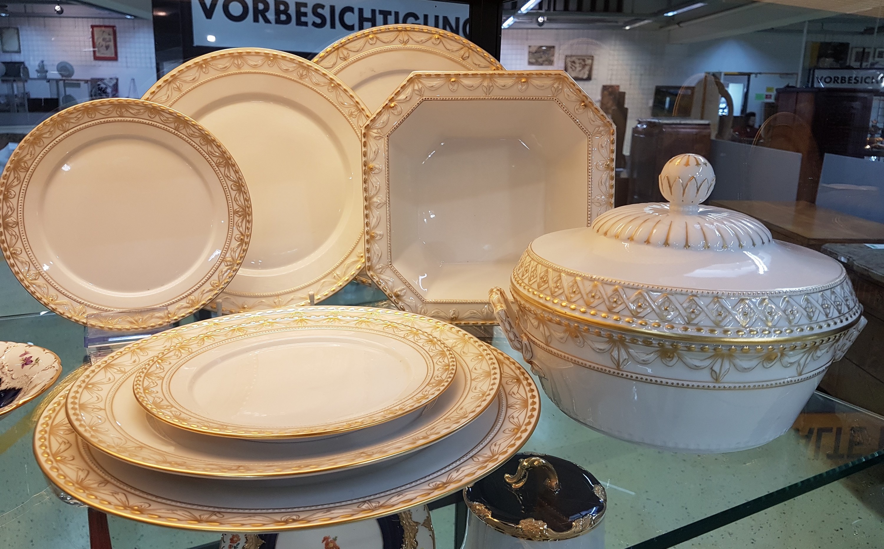 Detail g: 8 Serviceteile Kurland, 20. Jh., Nr. 19, Porzellan, Goldstaffage, Deckelterrine B. 24 cm, Gemüseschüssel, 2 Teller D. 29 cm , 2 Teller 26 cm, 2 ...