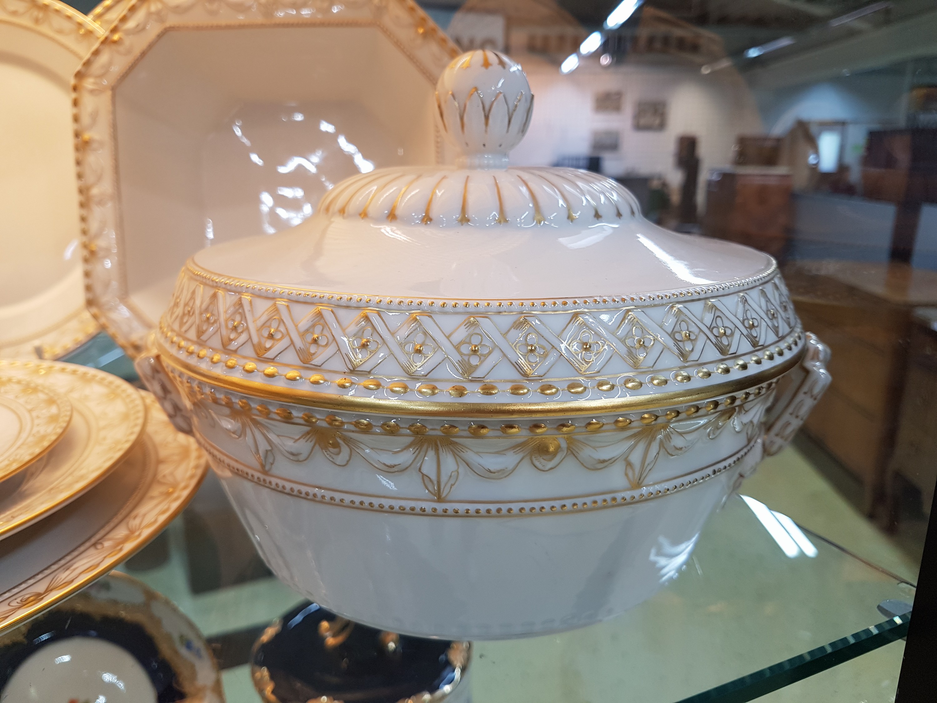 Detail h: 8 Serviceteile Kurland, 20. Jh., Nr. 19, Porzellan, Goldstaffage, Deckelterrine B. 24 cm, Gemüseschüssel, 2 Teller D. 29 cm , 2 Teller 26 cm, 2 ...