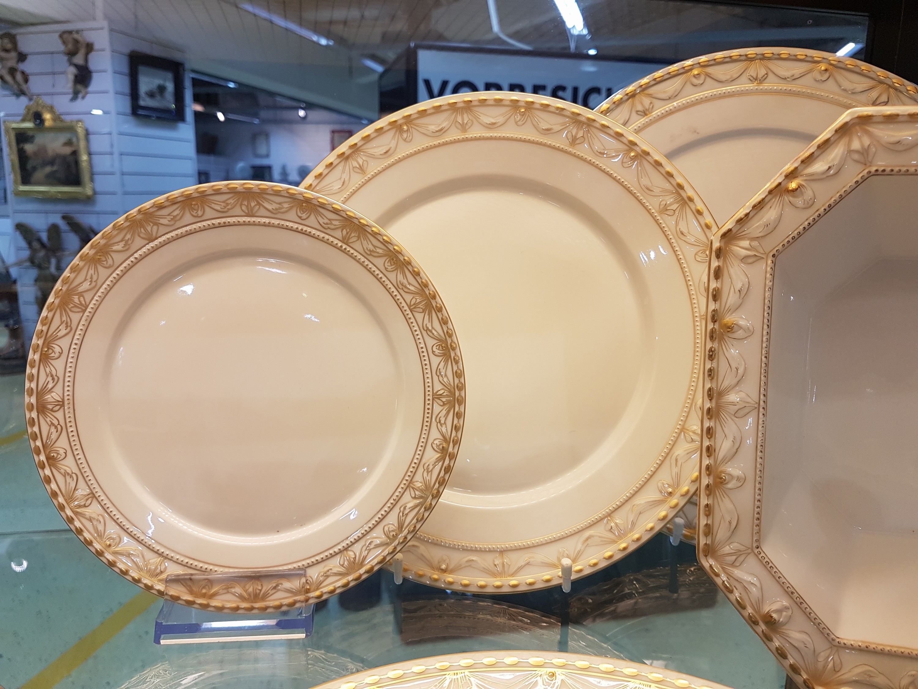 Detail i: 8 Serviceteile Kurland, 20. Jh., Nr. 19, Porzellan, Goldstaffage, Deckelterrine B. 24 cm, Gemüseschüssel, 2 Teller D. 29 cm , 2 Teller 26 cm, 2 ...