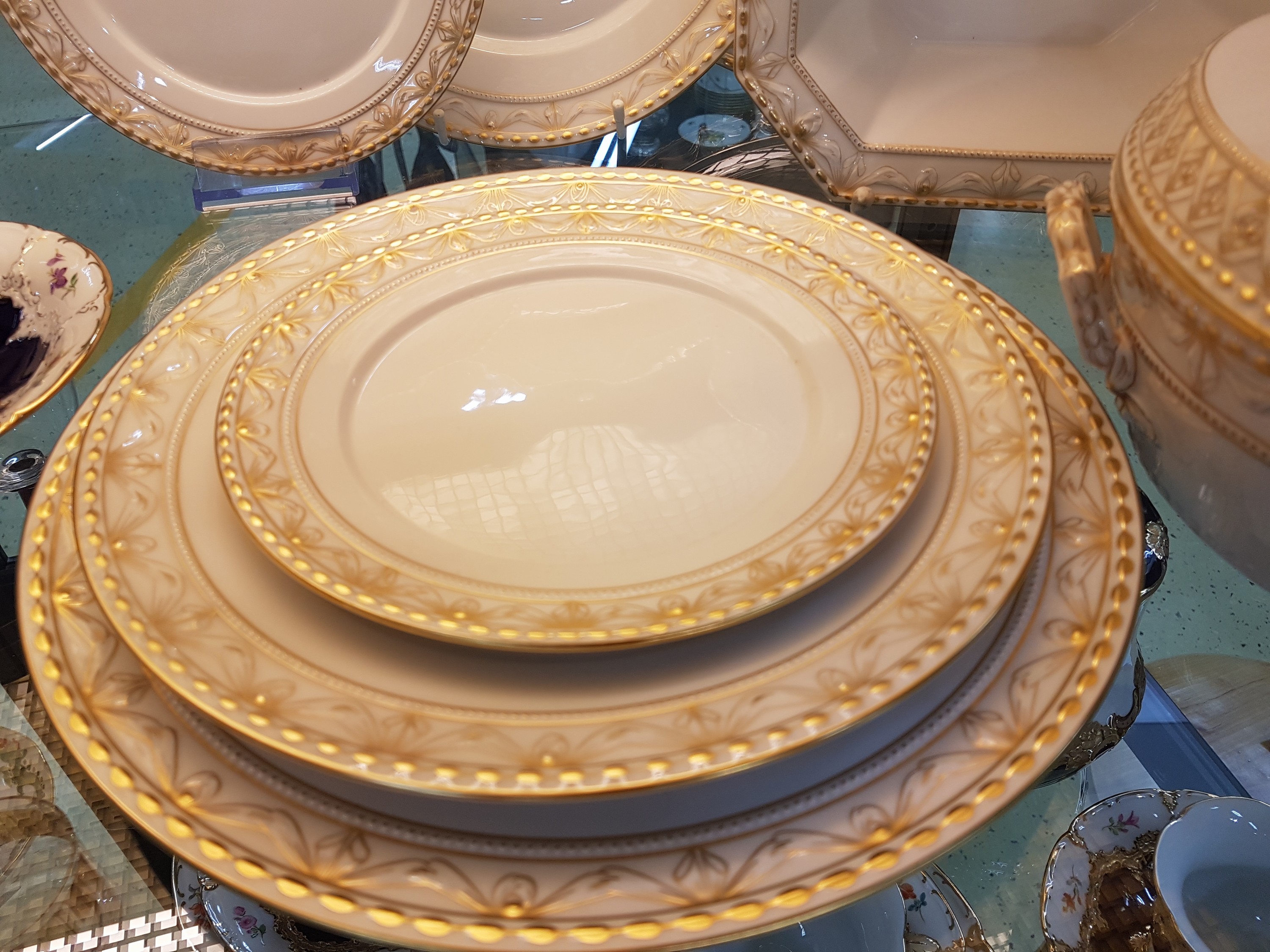 Detail j: 8 Serviceteile Kurland, 20. Jh., Nr. 19, Porzellan, Goldstaffage, Deckelterrine B. 24 cm, Gemüseschüssel, 2 Teller D. 29 cm , 2 Teller 26 cm, 2 ...