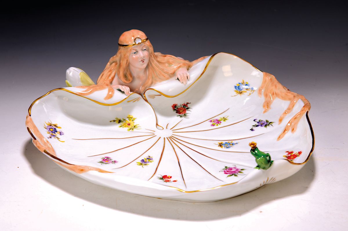 Schale im Jugendstil, 2. Hälfte, 20. Jh., Plaue, Blattschale in Form eines Seerosenblattes mit Prinzessin und Froschkönig, polychrom bemalt, ...