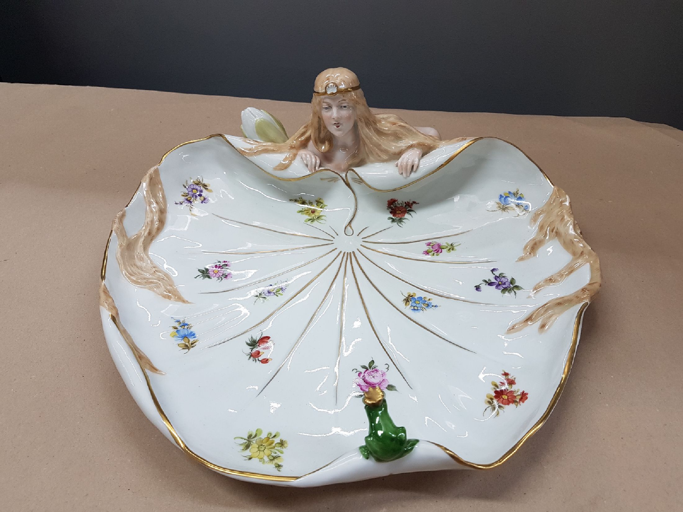 Detail a: Schale im Jugendstil, 2. Hälfte, 20. Jh., Plaue, Blattschale in Form eines Seerosenblattes mit Prinzessin und Froschkönig, polychrom bemalt, ...