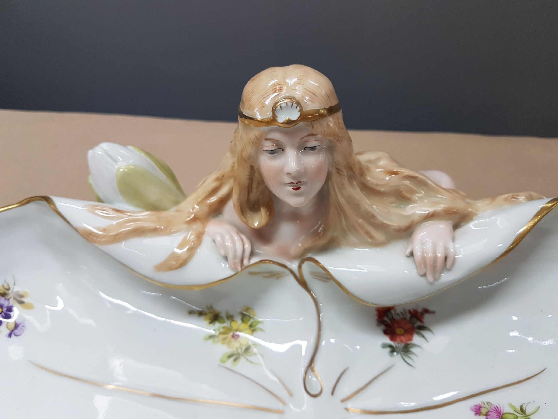 Detail b: Schale im Jugendstil, 2. Hälfte, 20. Jh., Plaue, Blattschale in Form eines Seerosenblattes mit Prinzessin und Froschkönig, polychrom bemalt, ...