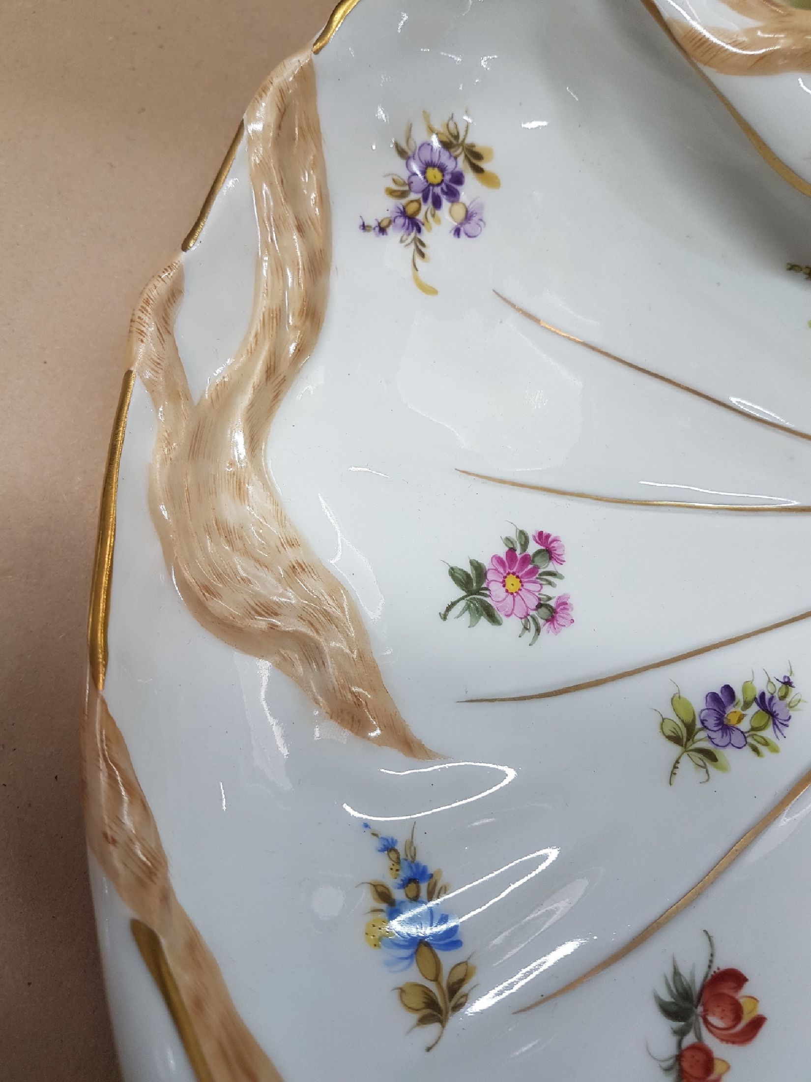 Detail c: Schale im Jugendstil, 2. Hälfte, 20. Jh., Plaue, Blattschale in Form eines Seerosenblattes mit Prinzessin und Froschkönig, polychrom bemalt, ...