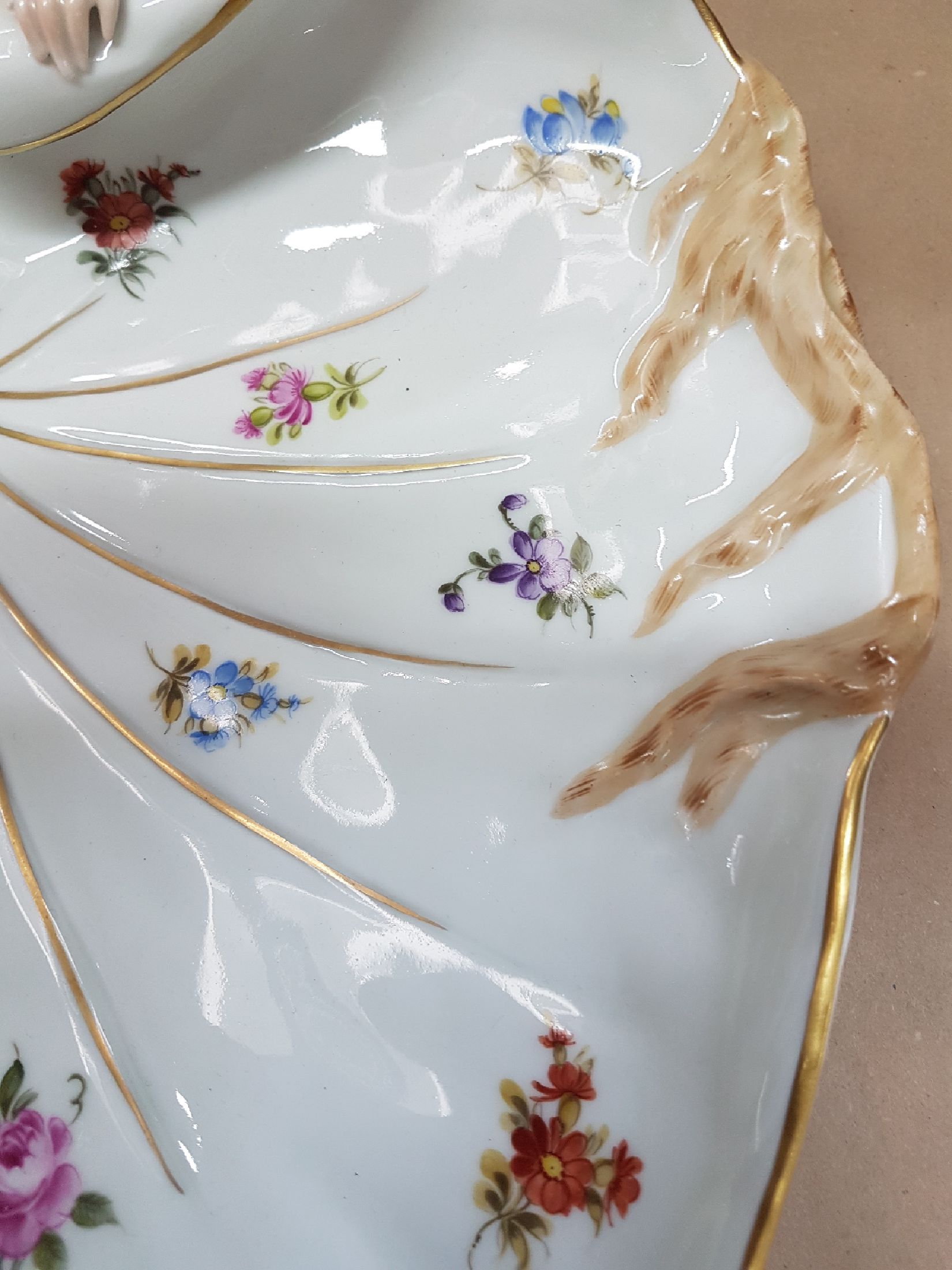 Detail d: Schale im Jugendstil, 2. Hälfte, 20. Jh., Plaue, Blattschale in Form eines Seerosenblattes mit Prinzessin und Froschkönig, polychrom bemalt, ...